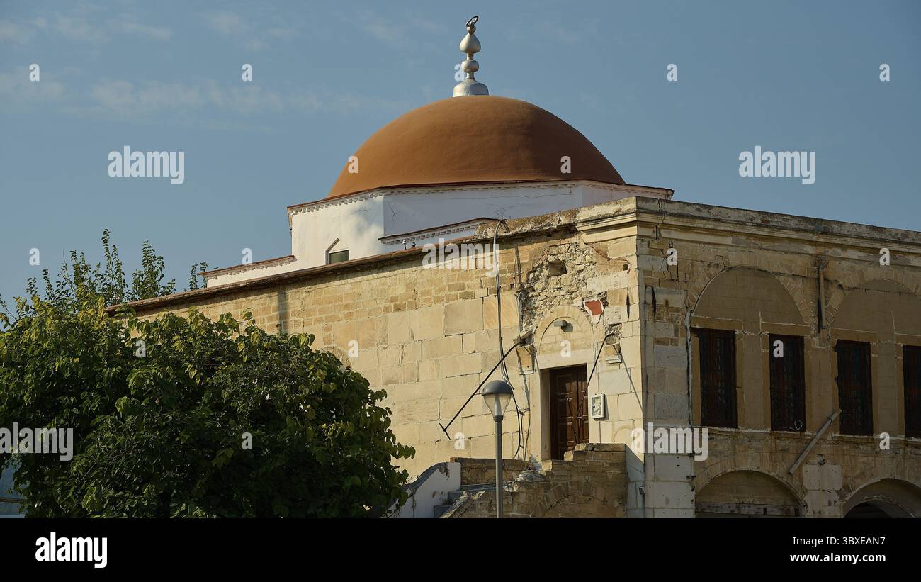 Moschea Defter-dar, Piazza Eleftherias, vecchio edificio con cupola rossa e pareti di pietra sotto un cielo limpido, città di Kos, Kos, Dodecaneso, isole greche, Grecia Foto Stock