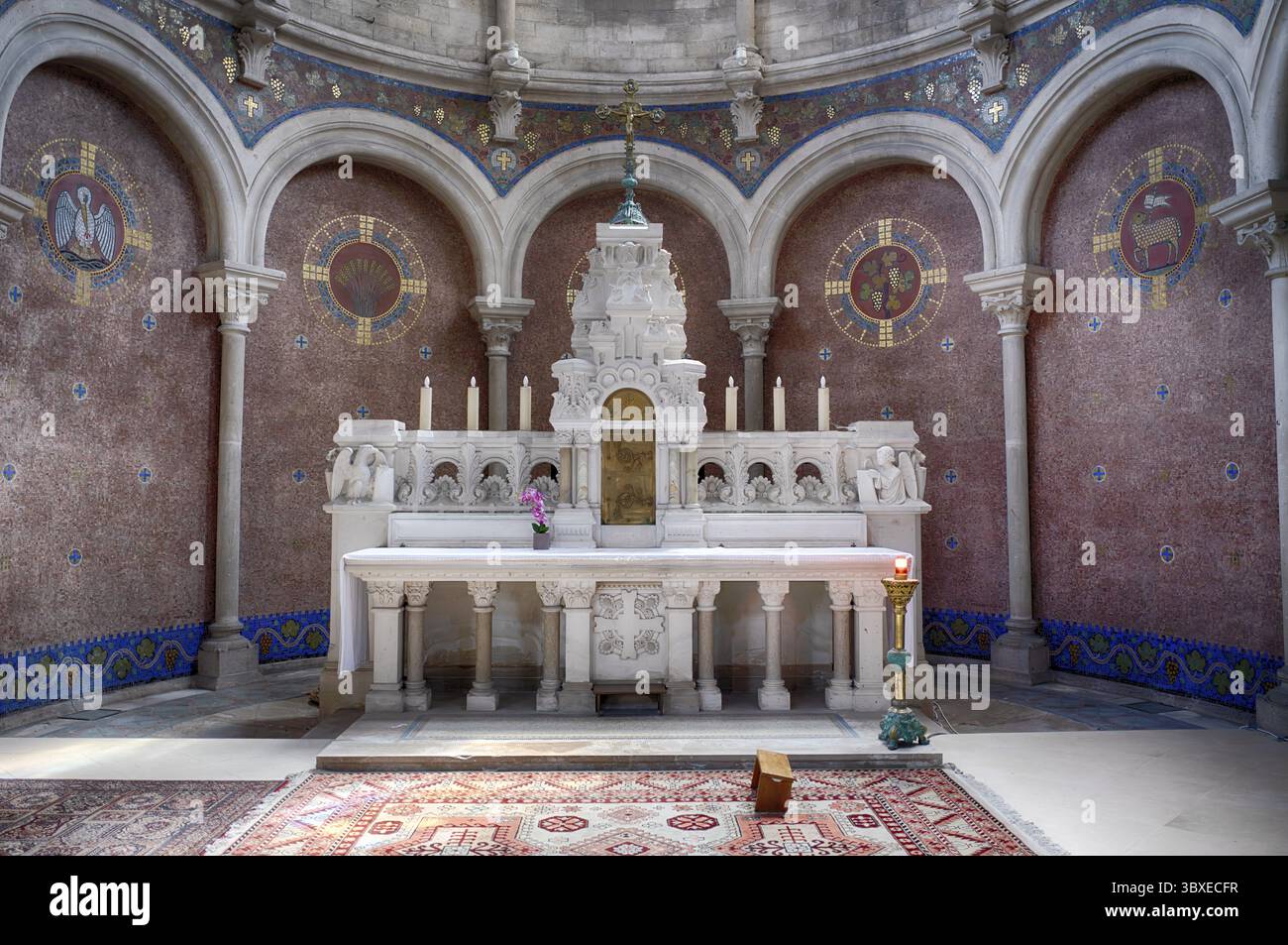 Vista interna, altare, chiesa Eglise Saint-Pierre et Saint-Paul, Epernay, Champagne, Marne, Francia Foto Stock