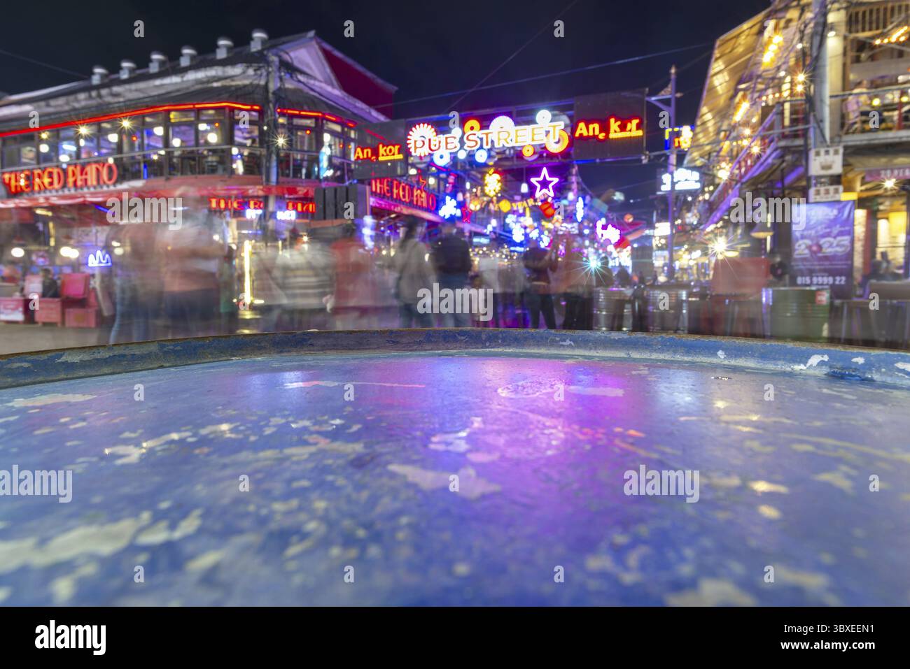 Luci al neon, il leggendario ristorante, IL PIANOFORTE ROSSO, Pub Street in serata, quartiere dei divertimenti con bar e ristoranti, Siem Reap, Cambogia Foto Stock