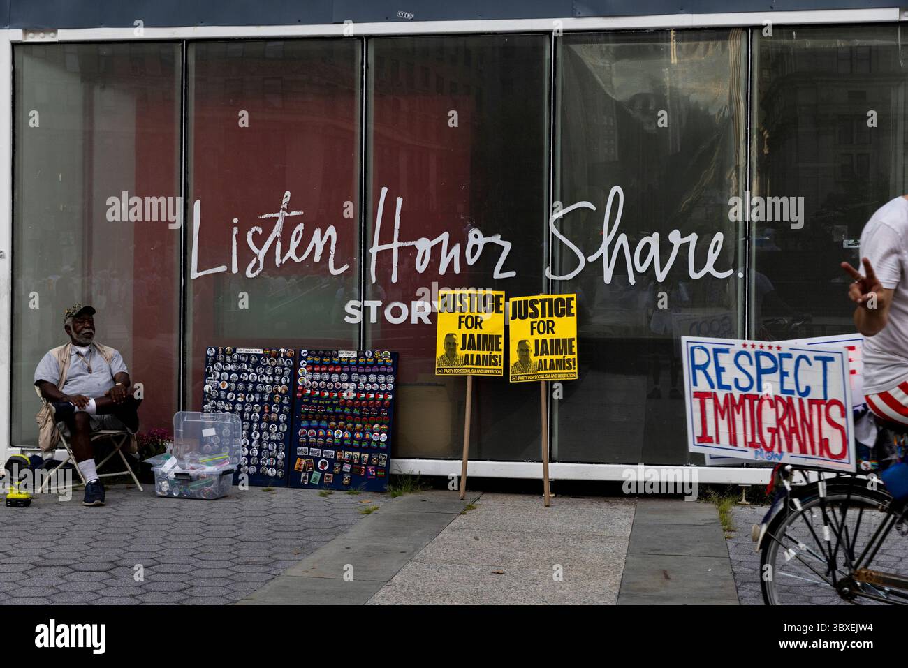 I segnali sono visibili fuori dal tribunale per l'immigrazione il 17 luglio 2025, a New York City durante una protesta contro le politiche di deportazione di massa di Donald Trump. Gli attivisti hanno marciato per le strade tenendo dei cartelli, che affermano di aver strappato centinaia di immigrati newyorkesi alle loro famiglie. Il raduno fa parte delle proteste "Good Trouble Lives On" che si sono svolte in tutto il paese, tenutesi in onore del defunto deputato e icona dei diritti civili John Lewis sul quinquennio della sua morte. Foto Stock