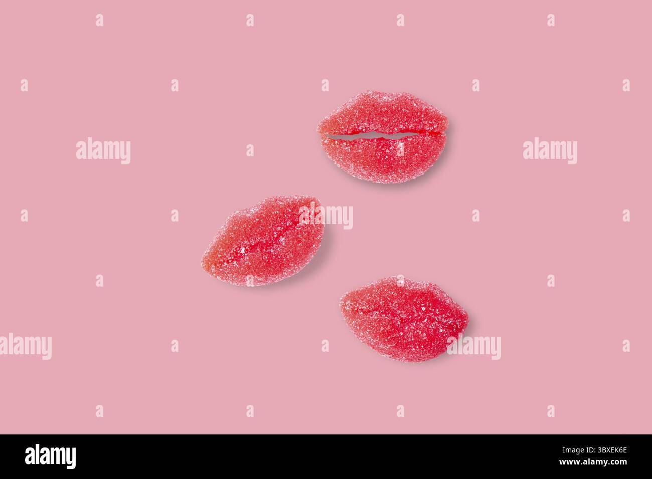 Labbra rosse a forma di marmellata su sfondo rosa con spazio per le copie Foto Stock