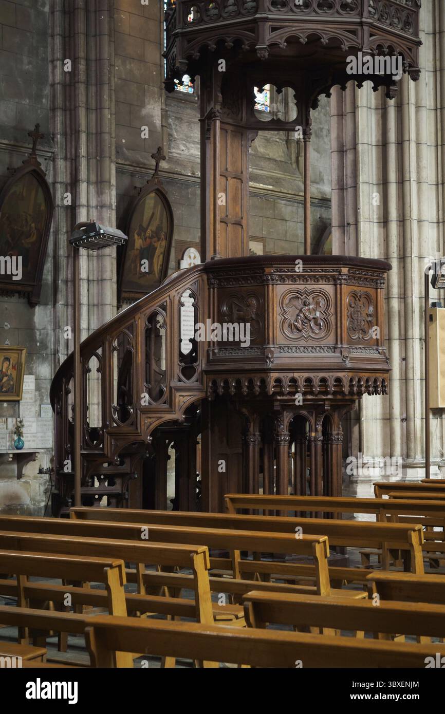 Navata della chiesa di Saint-Pierre a Bordeaux, Francia Foto Stock