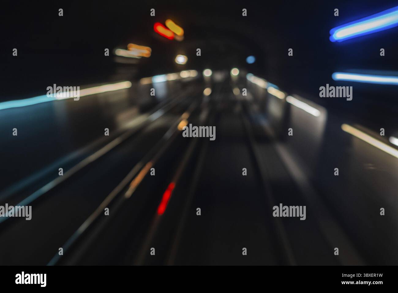 Tunnel futuristico sfocato nella metropolitana parigina Foto Stock