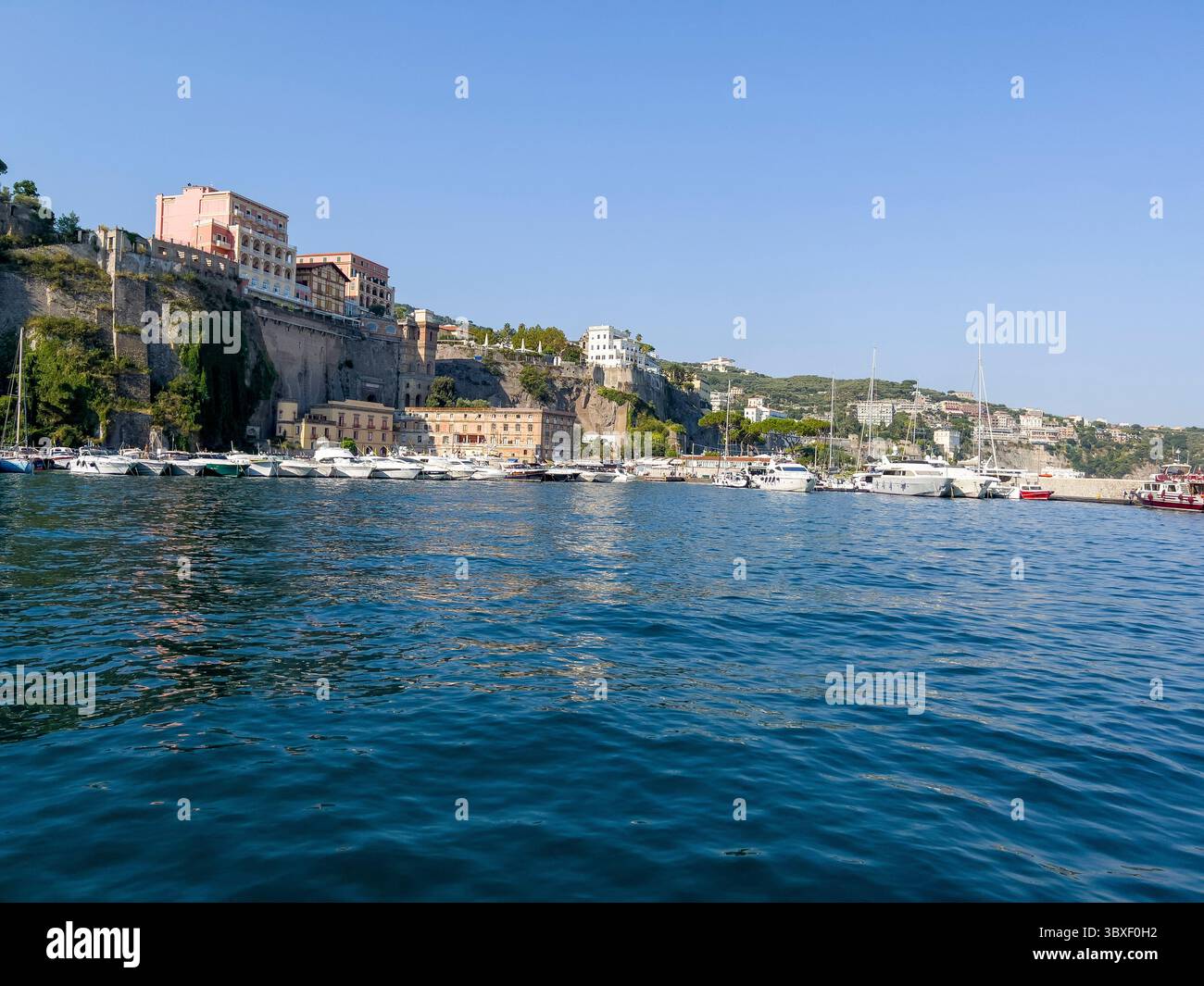 Sorrento è una città che si affaccia sul Golfo di Napoli nel Sud Italia. Foto Stock