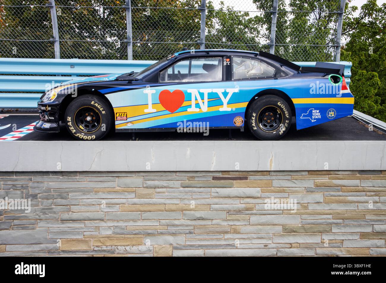 Al Kirkwood Welcome Center di New York, un'audace scultura "i ❤️ Race Cars" celebra il bisogno dello stato di velocità e orgoglio motoristico. Foto Stock