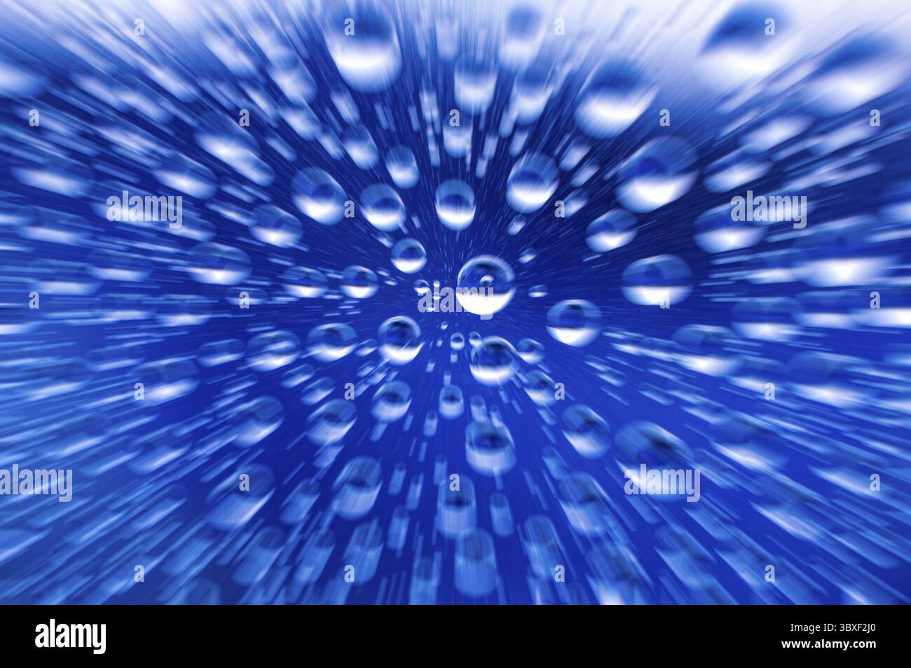 Ingrandendo le gocce d'acqua limpide sul vetro trasparente Foto Stock