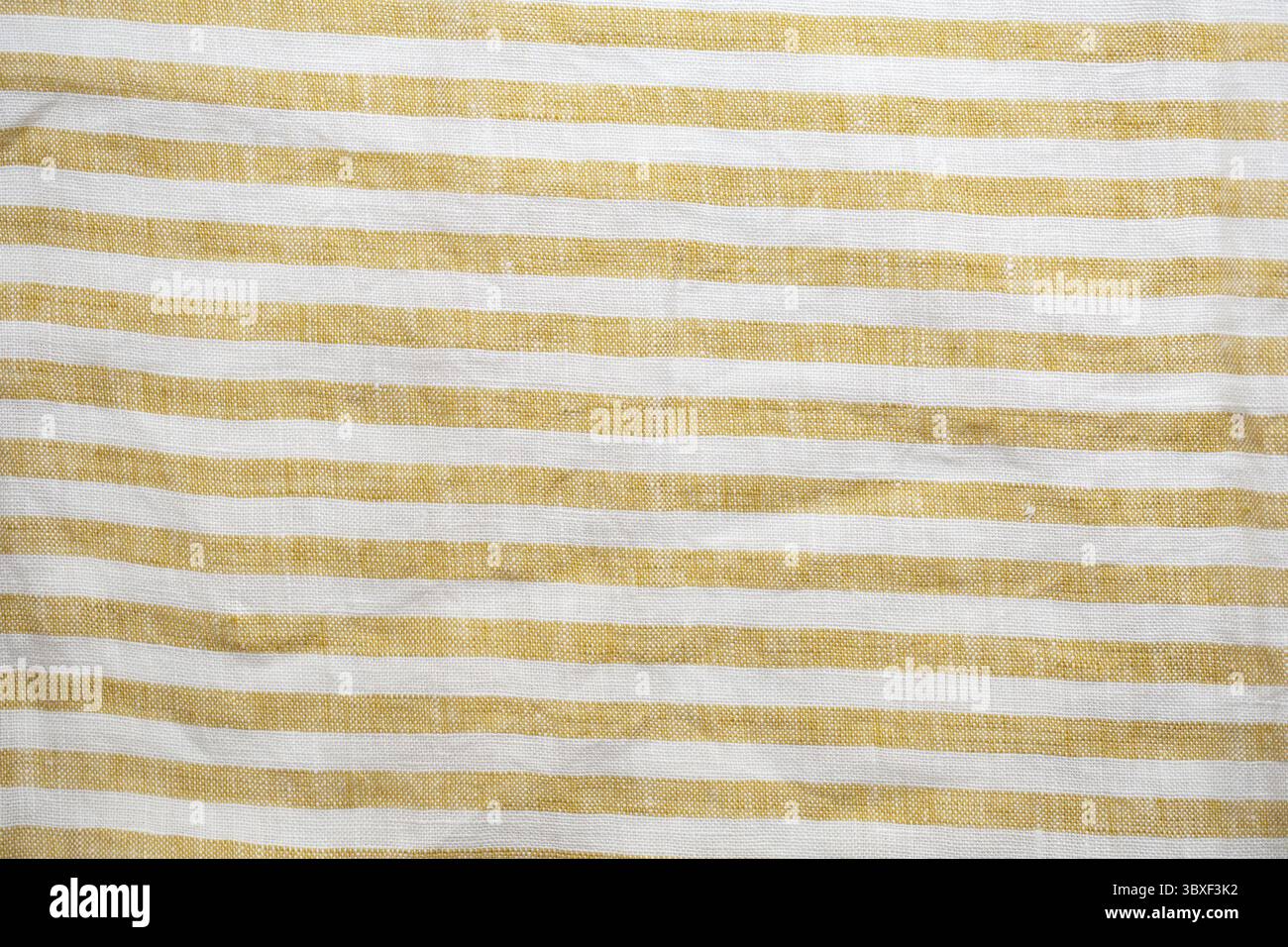 Tessuto a righe giallo e bianco con una trama rustica e intrecciata. Un motivo naturale e senza cuciture, ideale per sfondi, tessuti o disegni decorativi Foto Stock