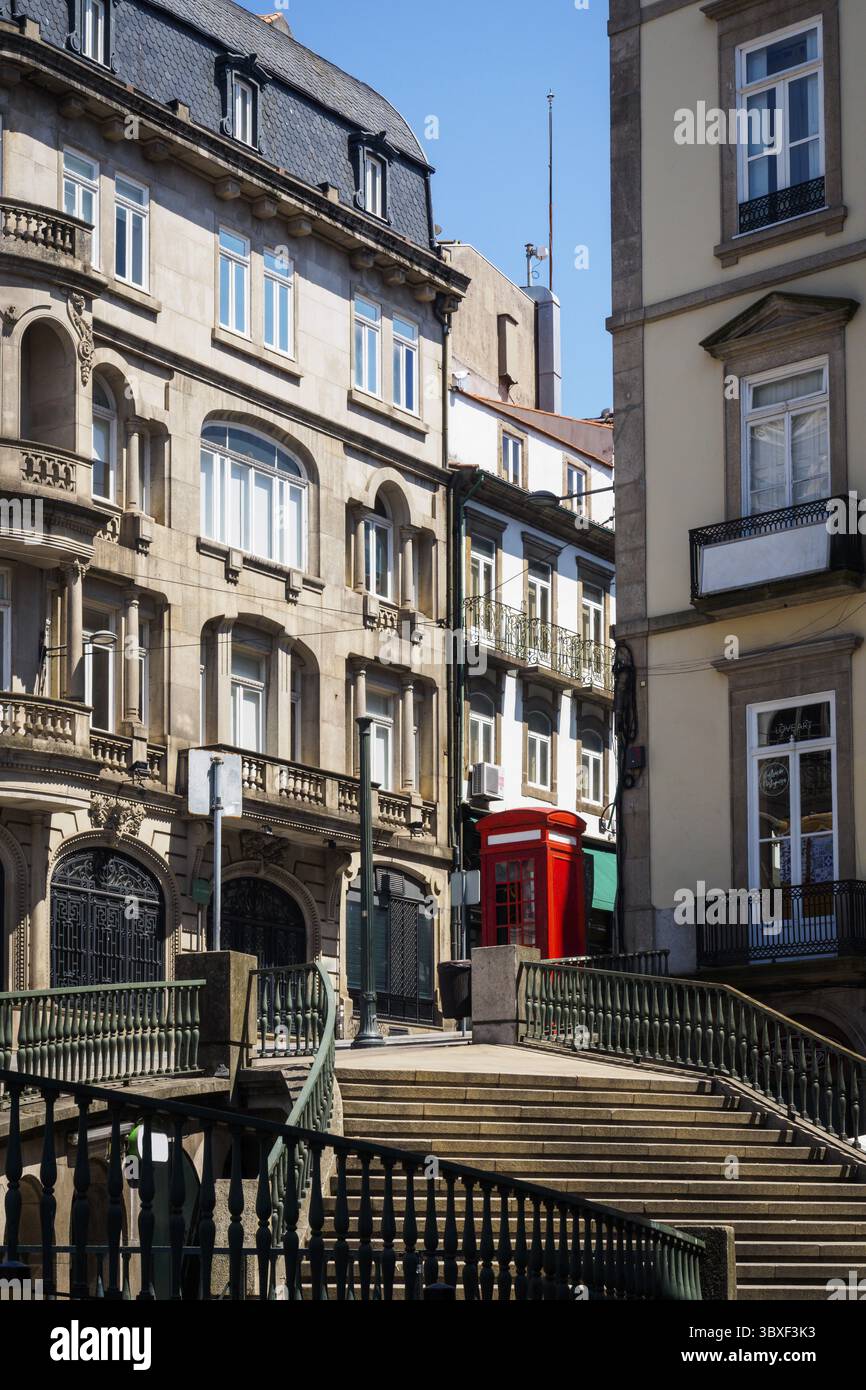Centro di Porto in giornata con una cassetta telefonica britannica, Portogallo Foto Stock