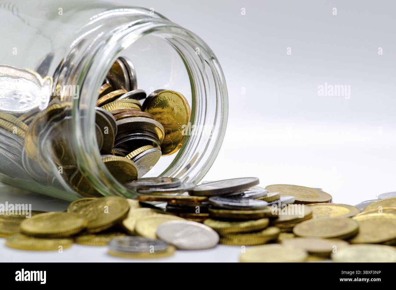 Monete d'oro in un vaso che rappresenta affari, investimenti o qualsiasi concetto monetario. Spazio personalizzabile per il testo Foto Stock