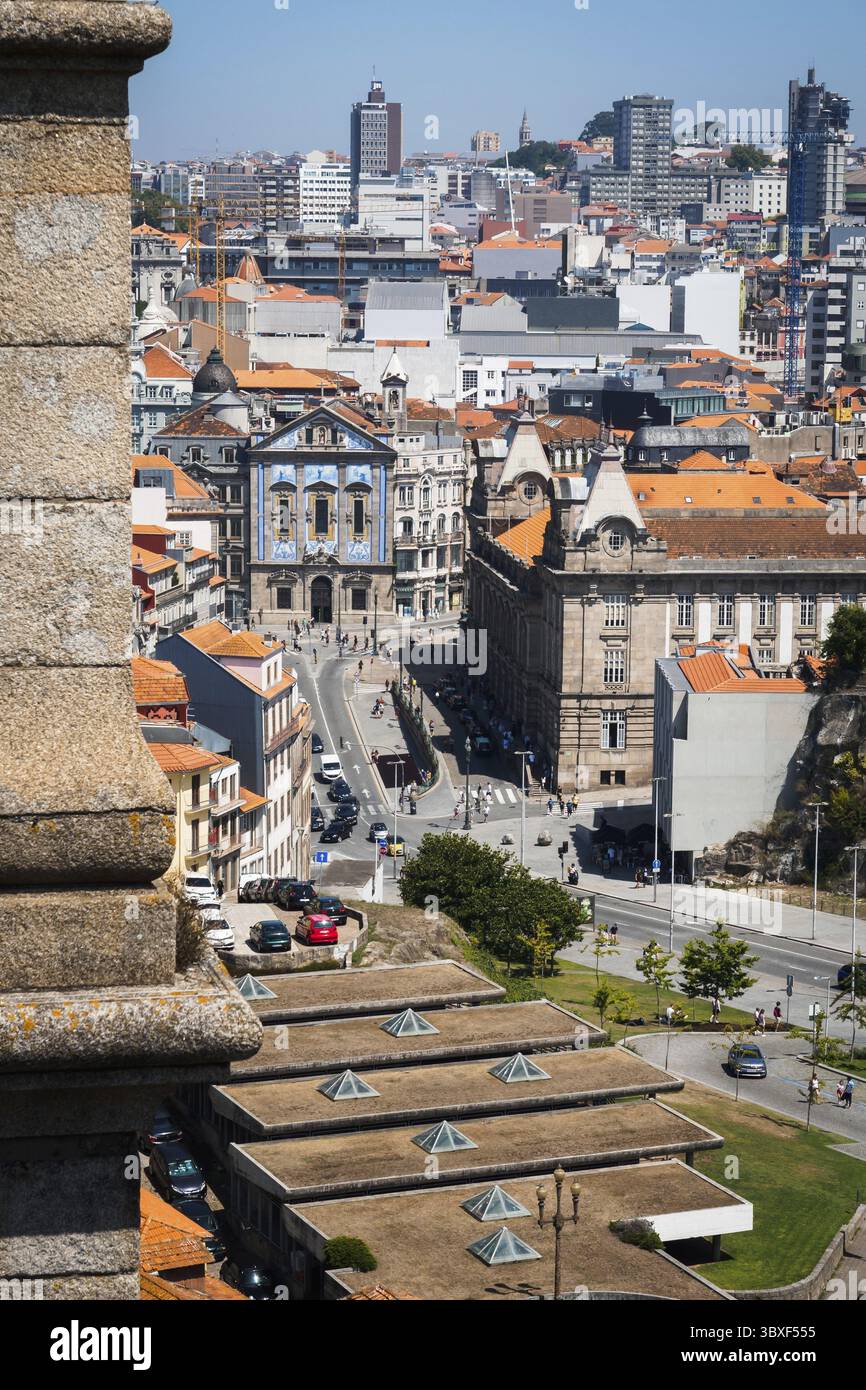 Vista su Porto da un punto panoramico elevato in estate, Portogallo Foto Stock