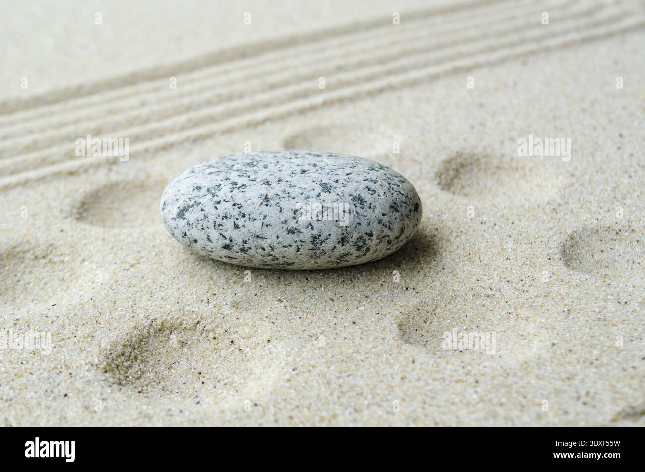 Svuota pietra zen sulla sabbia della spiaggia con spazio personalizzabile per idee di testo o messaggi Foto Stock