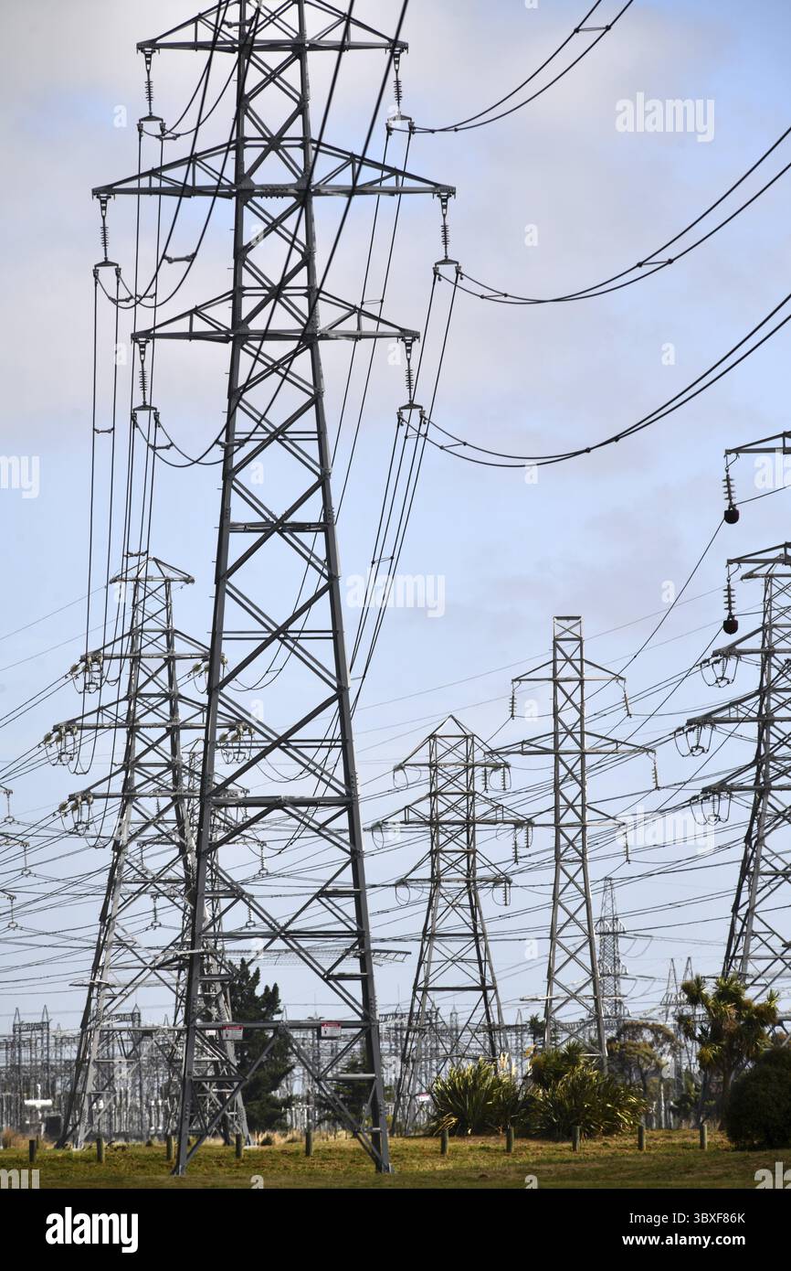 Fili e tralicci elettrici ad alta tensione a Christchurch, nuova Zelanda Foto Stock
