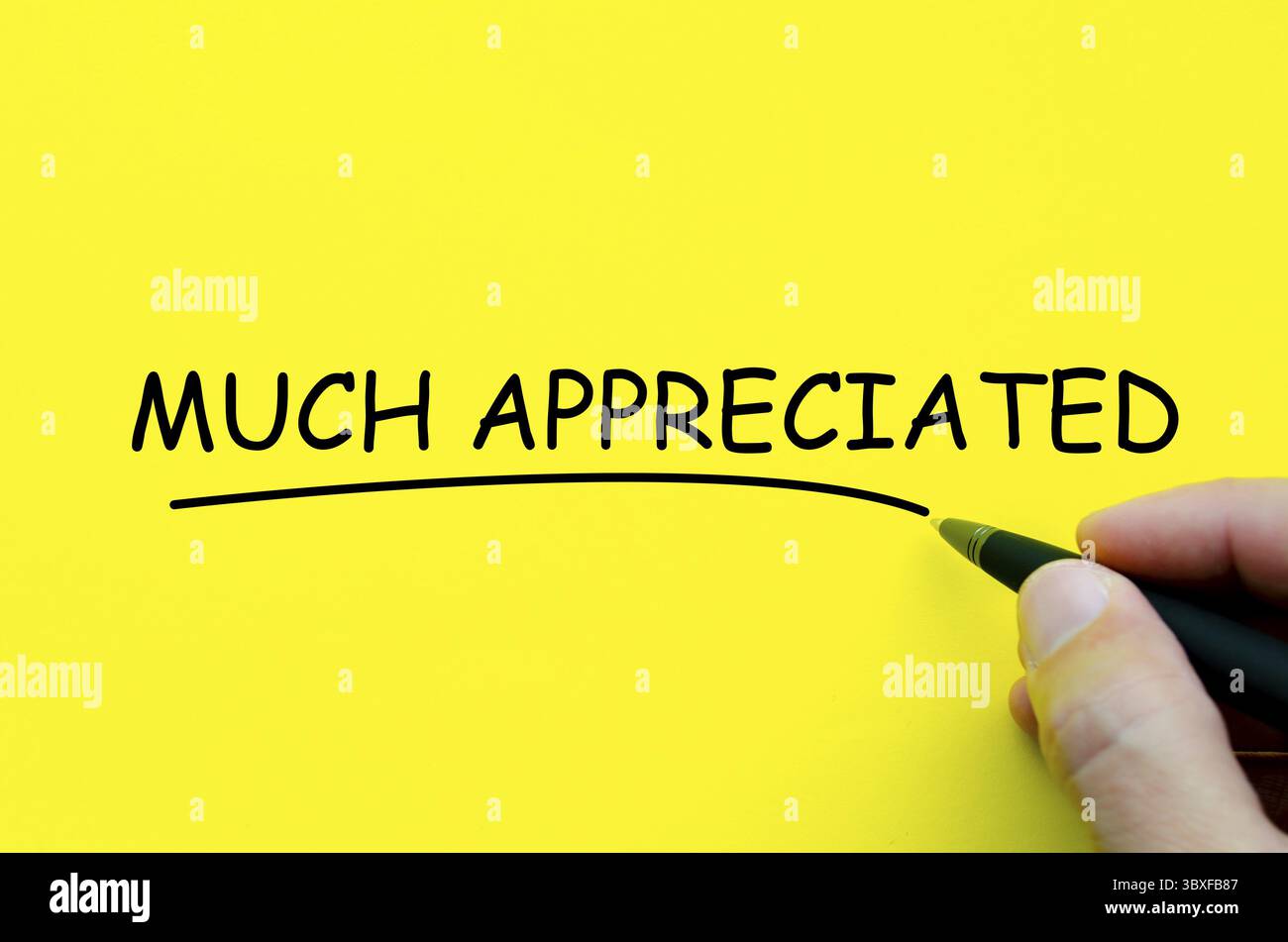 Vista dall'alto della copertina gialla con testo molto apprezzato per la scrittura a mano Foto Stock