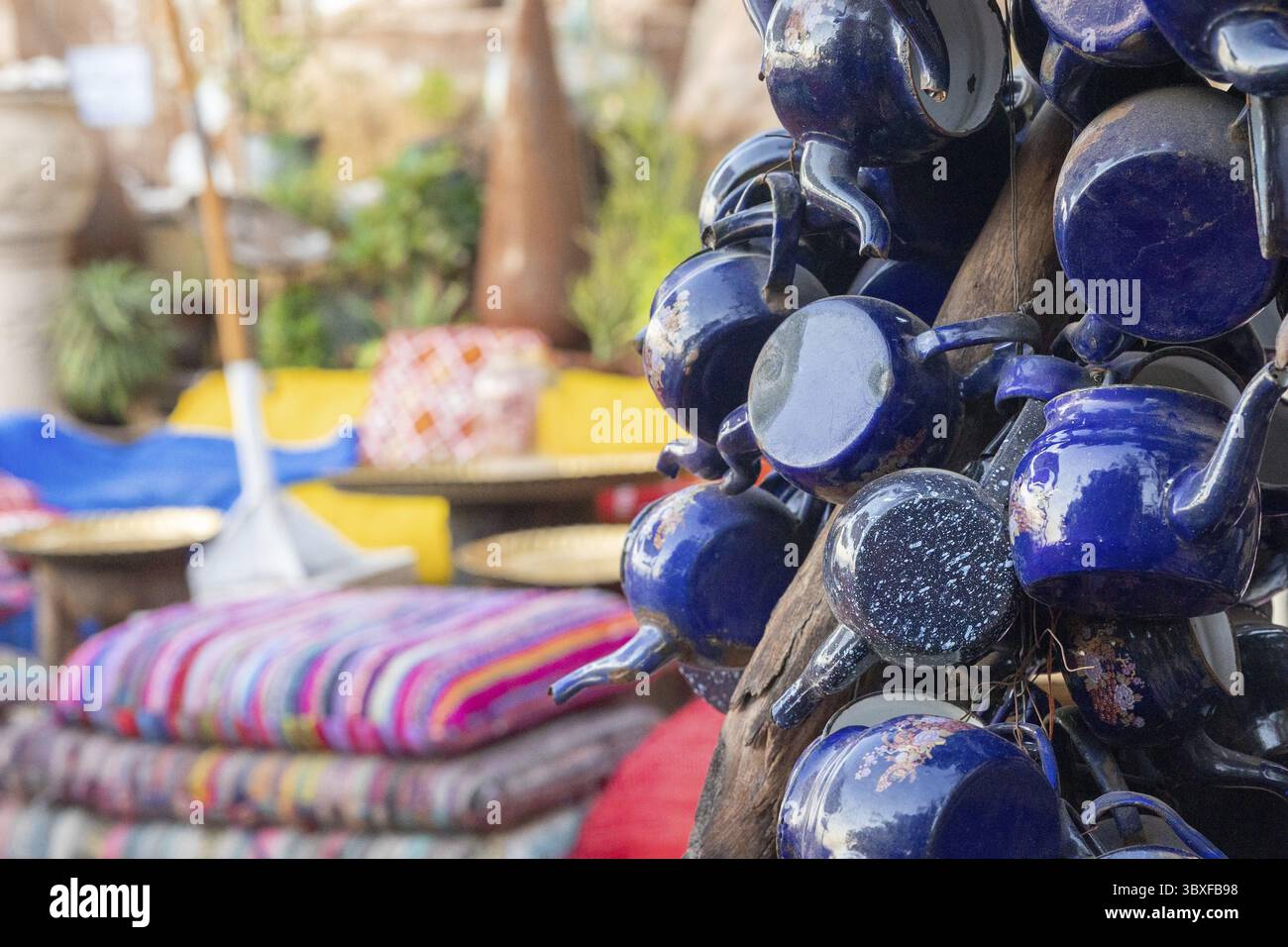 Caffè arabo orientale d'epoca. Luogo per rilassarsi sulla spiaggia di Ras Umm El Sid del Mar Rosso. Sharm El Sheikh, Egitto. Foto Stock