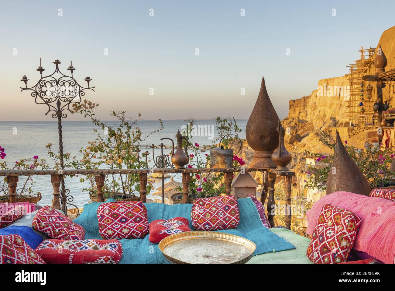 Caffè arabo orientale d'epoca. Luogo per rilassarsi sulla spiaggia di Ras Umm El Sid del Mar Rosso. Sharm El Sheikh, Egitto. Foto Stock