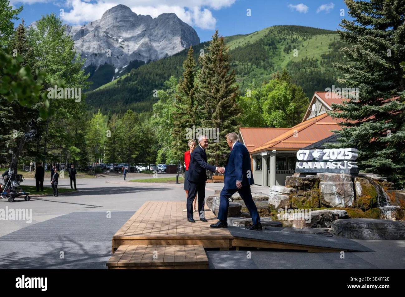 Kananaskis, Alberta, Canada. 16 giugno 2025. Il presidente Donald J. Trump è accolto dal primo ministro canadese Mark Carney al vertice del G7 nelle scenografiche Montagne Rocciose canadesi. Il vertice del 2025 ha affrontato le sfide economiche globali, la sicurezza energetica e le crescenti tensioni geopolitiche. Foto Stock