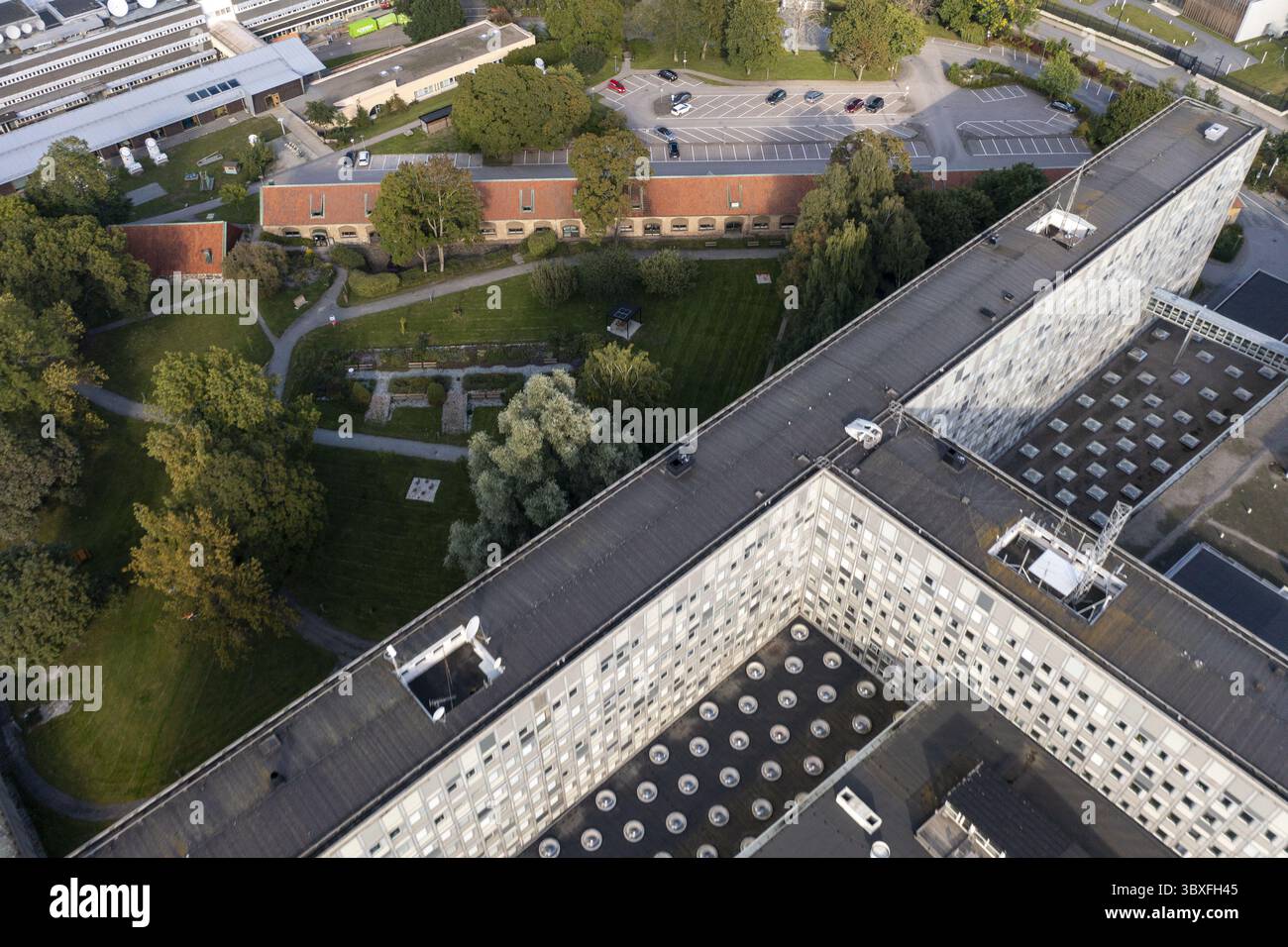 Veduta aerea dell'impressionante architettura geometrica accostata a un parco verdeggiante, evidenziando il contrasto tra design moderno e serenità naturale, Stoccolma, Contea di Stoccolma, Svezia. Foto Stock