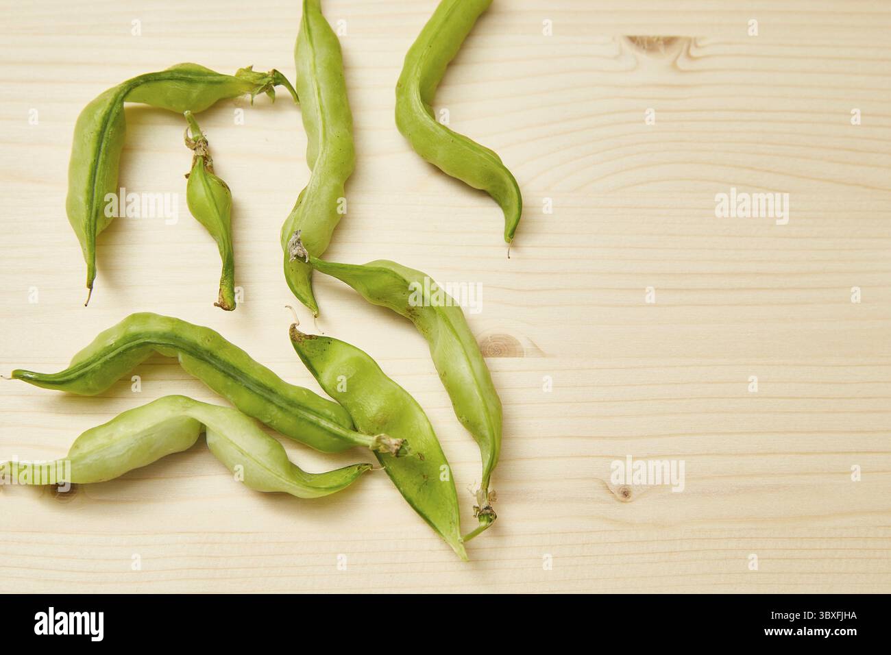 Brutti piselli biologici coltivati in casa su sfondo di legno bianco. Cibo brutto e alla moda. Vista dall'alto, spazio fotocopie Foto Stock