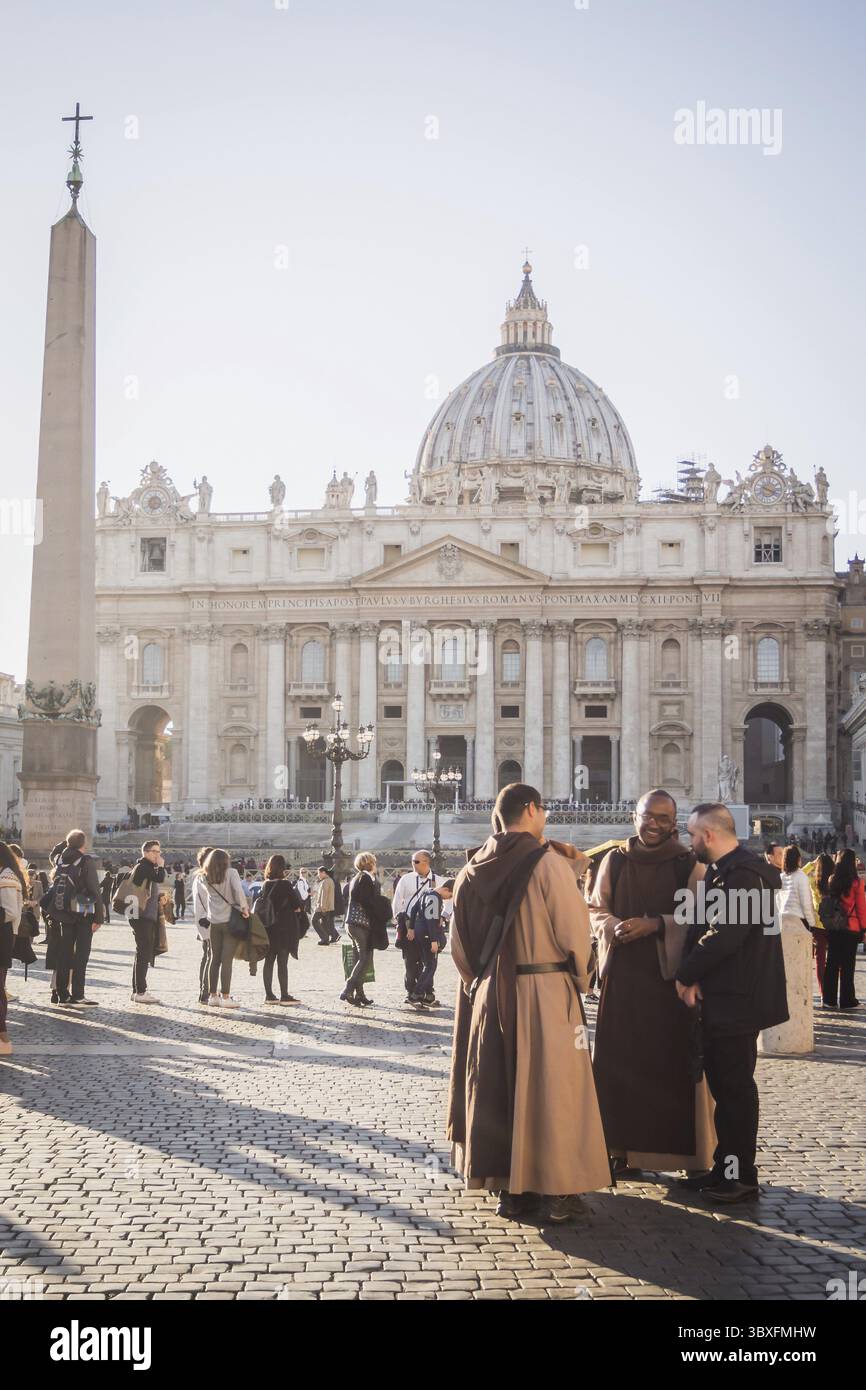 Vaticano, Roma, Italia - 17 novembre 2017: Reunion dei sacerdoti in mezzo alla folla di fronte al Vaticano in un italiano giornata di sole Foto Stock