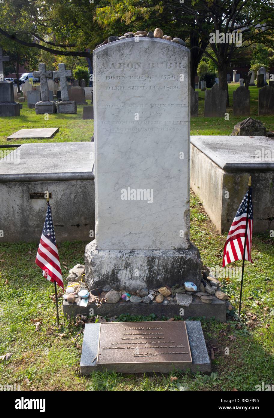 Tomba del vicepresidente Aaron Burr nel cimitero di Princeton, New Jersey, sepolta vicino a suo padre e suo nonno tra gli storici Presidents Plot di Princeton. Foto Stock Tomba del vicepresidente Aaron Burr nel cimitero di Princeton, New Jersey, sepolta vicino a suo padre e suo nonno tra gli storici Presidents Plot di Princeton. Foto Stock