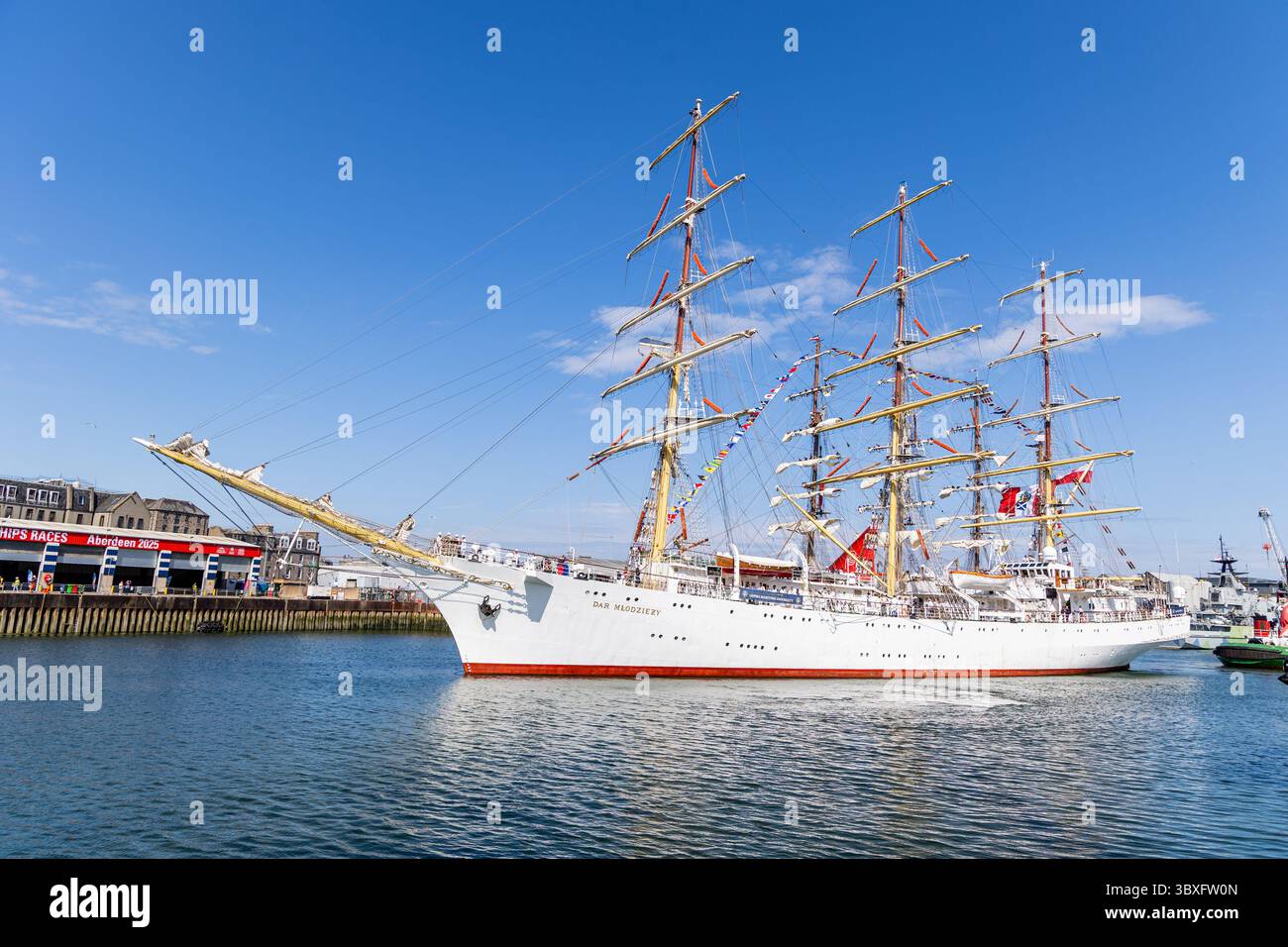 Aberdeen, Regno Unito. 18 luglio 2025. La nave polacca completamente attrezzata DarMlodziezy arriva nel porto di Aberdeen come parte della Tall Ships Races 2025. Crediti: Neil Terry/Alamy Live News Foto Stock