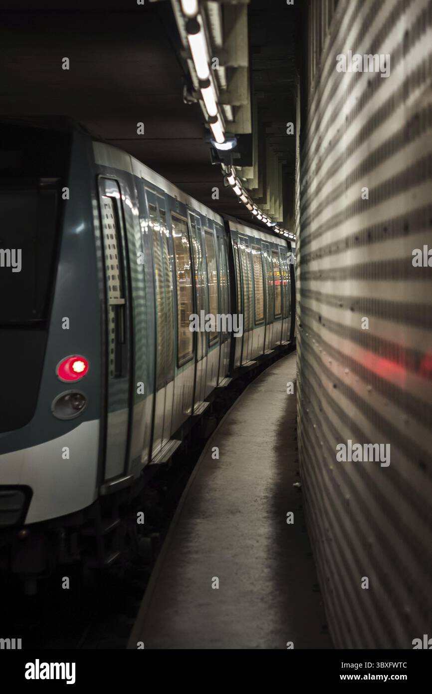 Metro a piattaforma scuro moody a Parigi Foto Stock