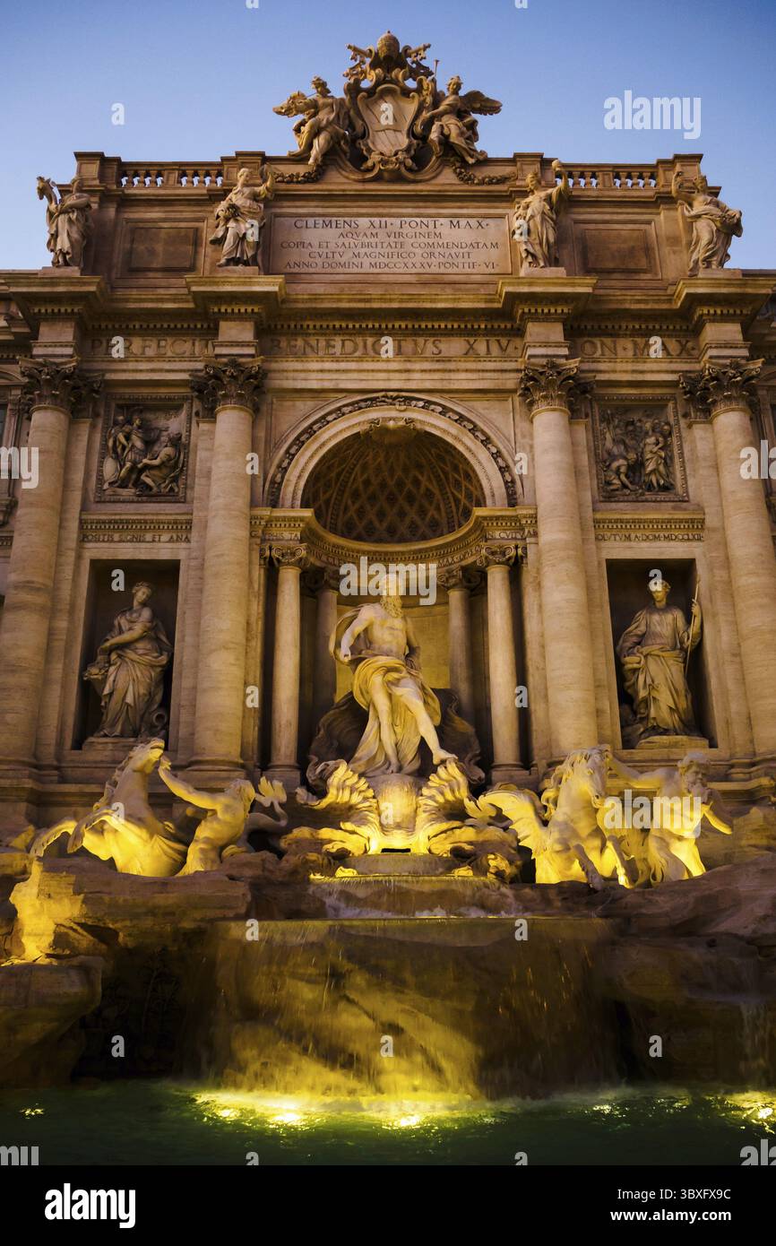 La famosa Fontana di Trevi al tramonto a Roma Foto Stock
