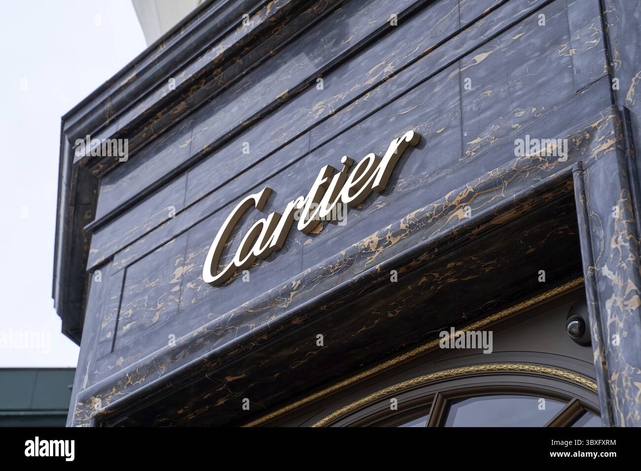 Logo di Cartier, un conglomerato francese di beni di lusso che progetta, produce, distribuisce e vende gioielli, orologi, articoli in pelle, occhiali da sole e. Foto Stock