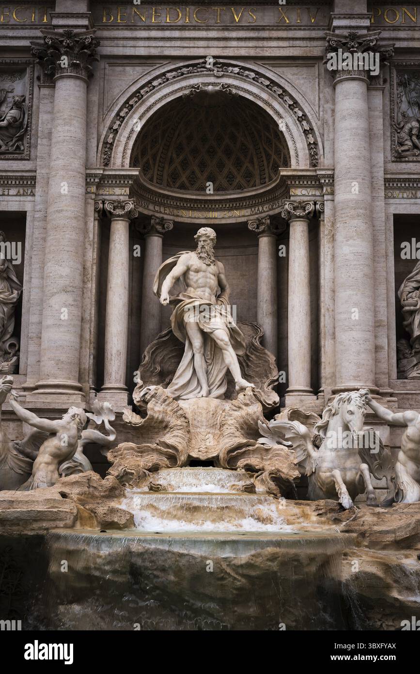 Famosa statua di Nettuno nell'iconica Fontana di Trevi a Roma Foto Stock