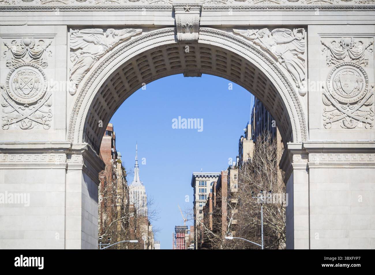 Close-up di Washington Square Park Arch in midtown Manhattan sotto i cieli blu in New York Foto Stock