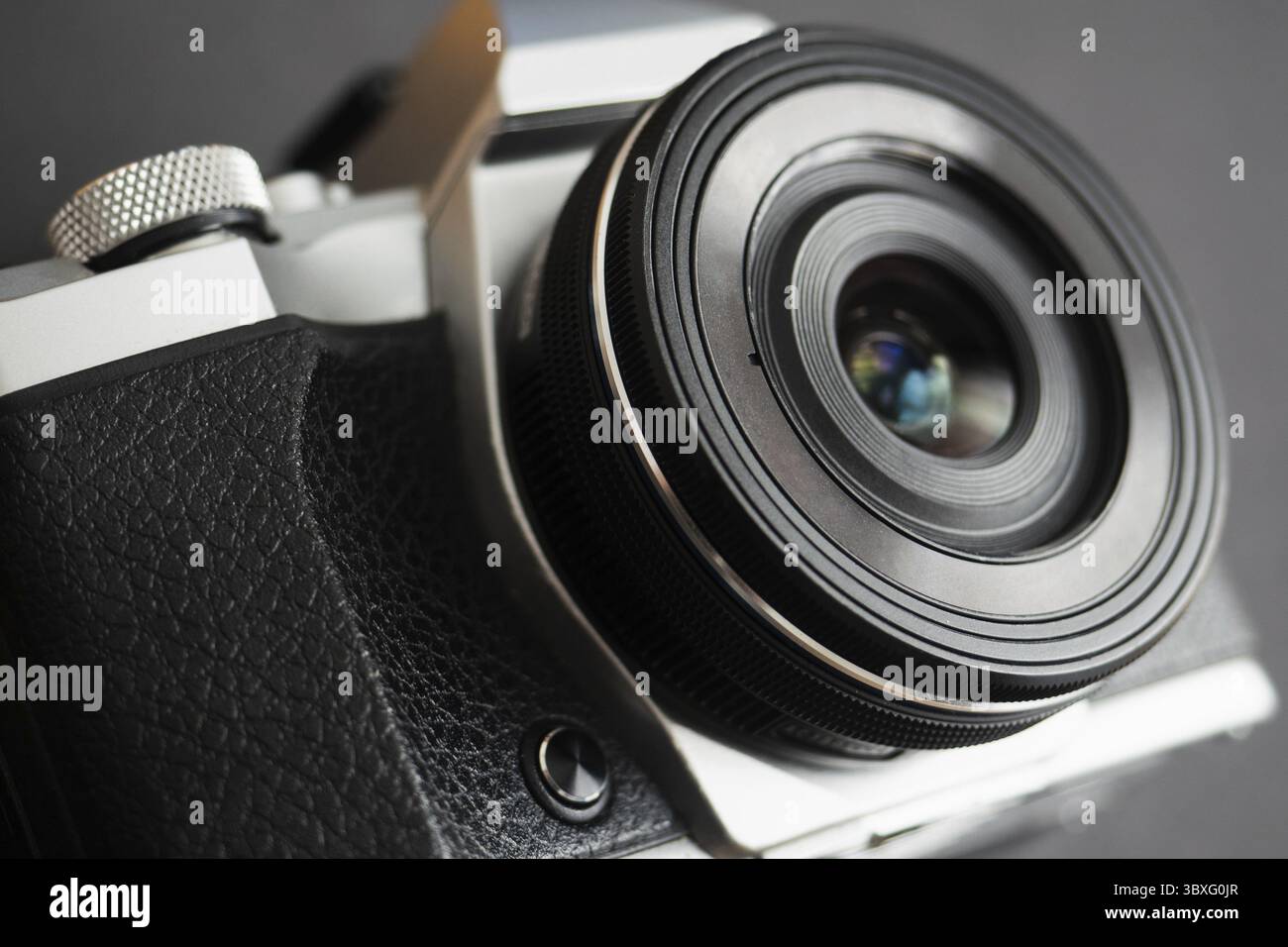 Fotocamera mirrorless moderna con un vecchio stile Foto Stock