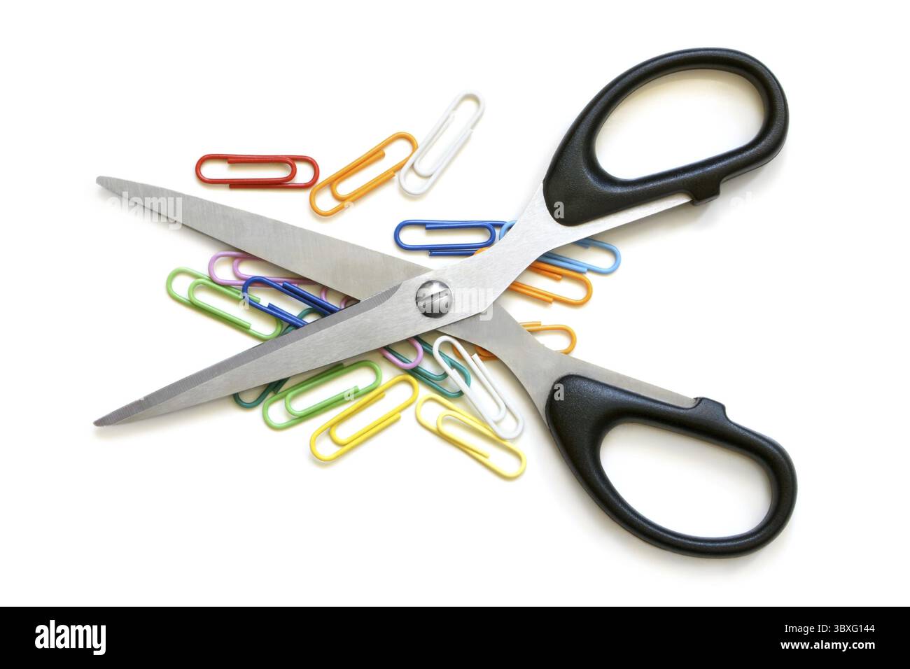 Forbici e graffette multicolore su sfondo bianco Foto Stock