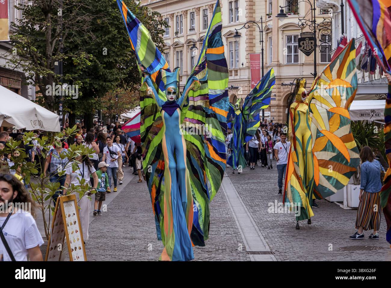 Sibiu City, Romania - 24 agosto 2021. Colors, Teatro Pavana Italia/Olanda. Artisti stillati che si esibiscono durante il Festival Internazionale del Teatro fr Foto Stock