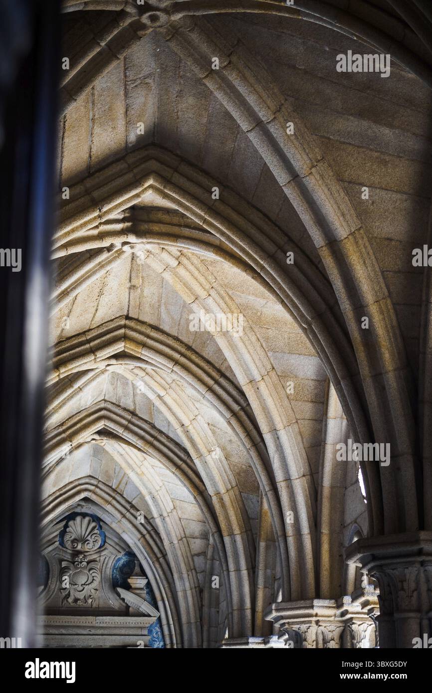 Archi a volta dei passaggi della Cattedrale se di Porto, Portogallo Foto Stock