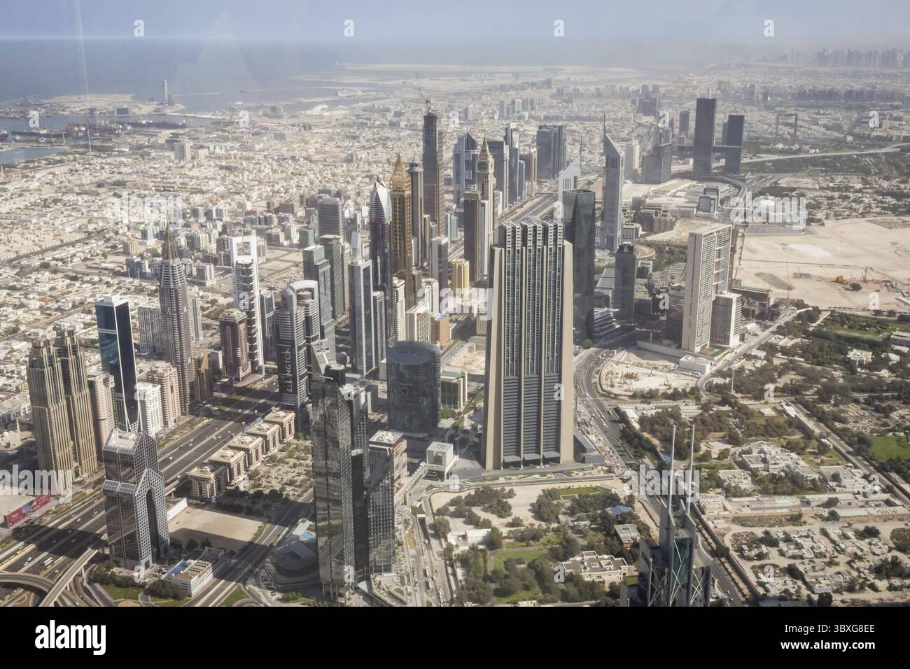 Dubai, Emirati Arabi Uniti - 8 marzo 2025 - Vista aerea di Dubai dal 148° piano della torre Burj Khalifa - Emirati Arabi Uniti - destinazione di viaggio - 18 Foto Stock