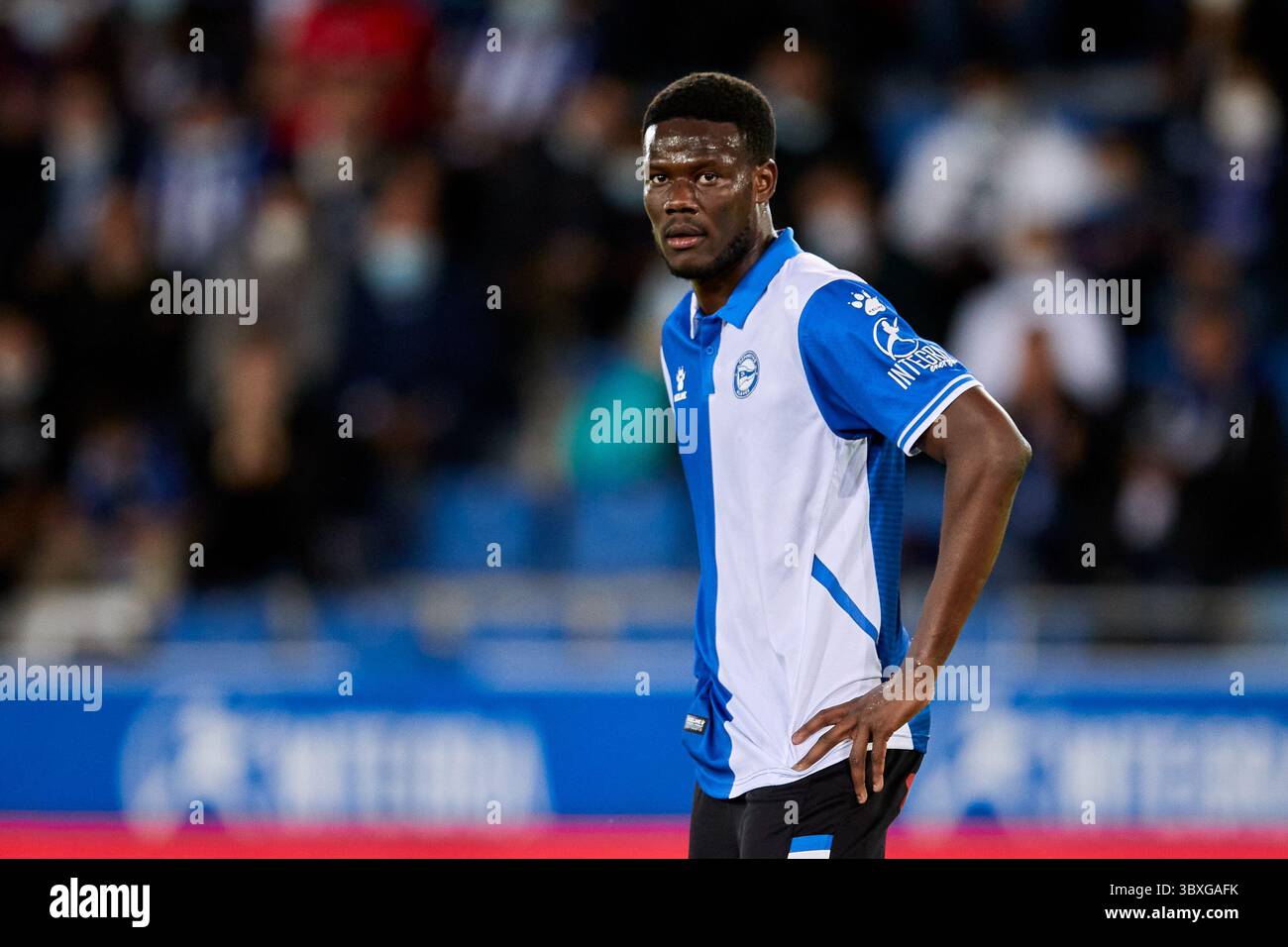 26 ottobre 2021, VITORIA, ALAVA, SPAGNA: Mamadou Loum del Deportivo Alaves guarda durante il campionato spagnolo, la Liga, partita di calcio tra Deportivo Alaves ed Elche CF a Mendizorrotza il 26 ottobre 2021 a Vitoria, Spagna. (Immagine di credito: © Ricardo Larreina/AFP7 via ZUMA Press Wire) Foto Stock