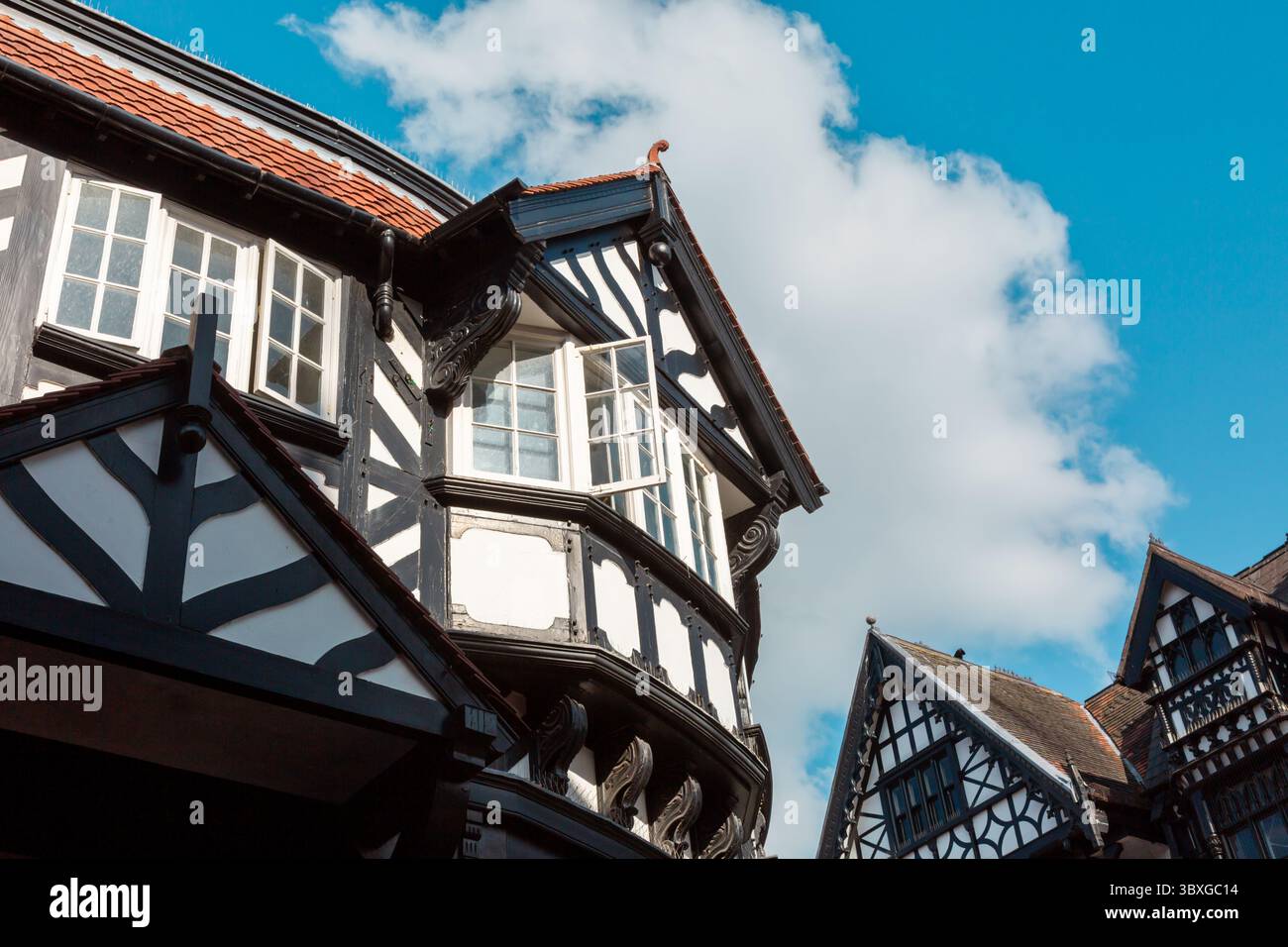 Edificio in legno bianco e nero, Chester, Cheshire, UK.2025 Foto Stock