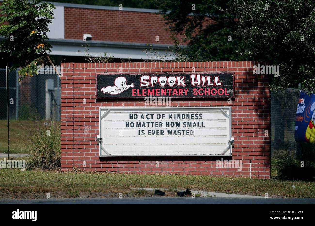 12 ottobre 2021, Lake Wales, Florida, Stati Uniti: Spook Hill, una collina gravitazionale che è un'illusione ottica in cui le auto sembrano rotolare su quella spaventosa collina, è adiacente alla Spook Hill Elementary School, che ha adottato Casper il fantasma amico come mascotte della scuola. (Immagine di credito: © Douglas R. Clifford/TNS via ZUMA Press Wire/TNS via ZUMA Press Wire) Foto Stock