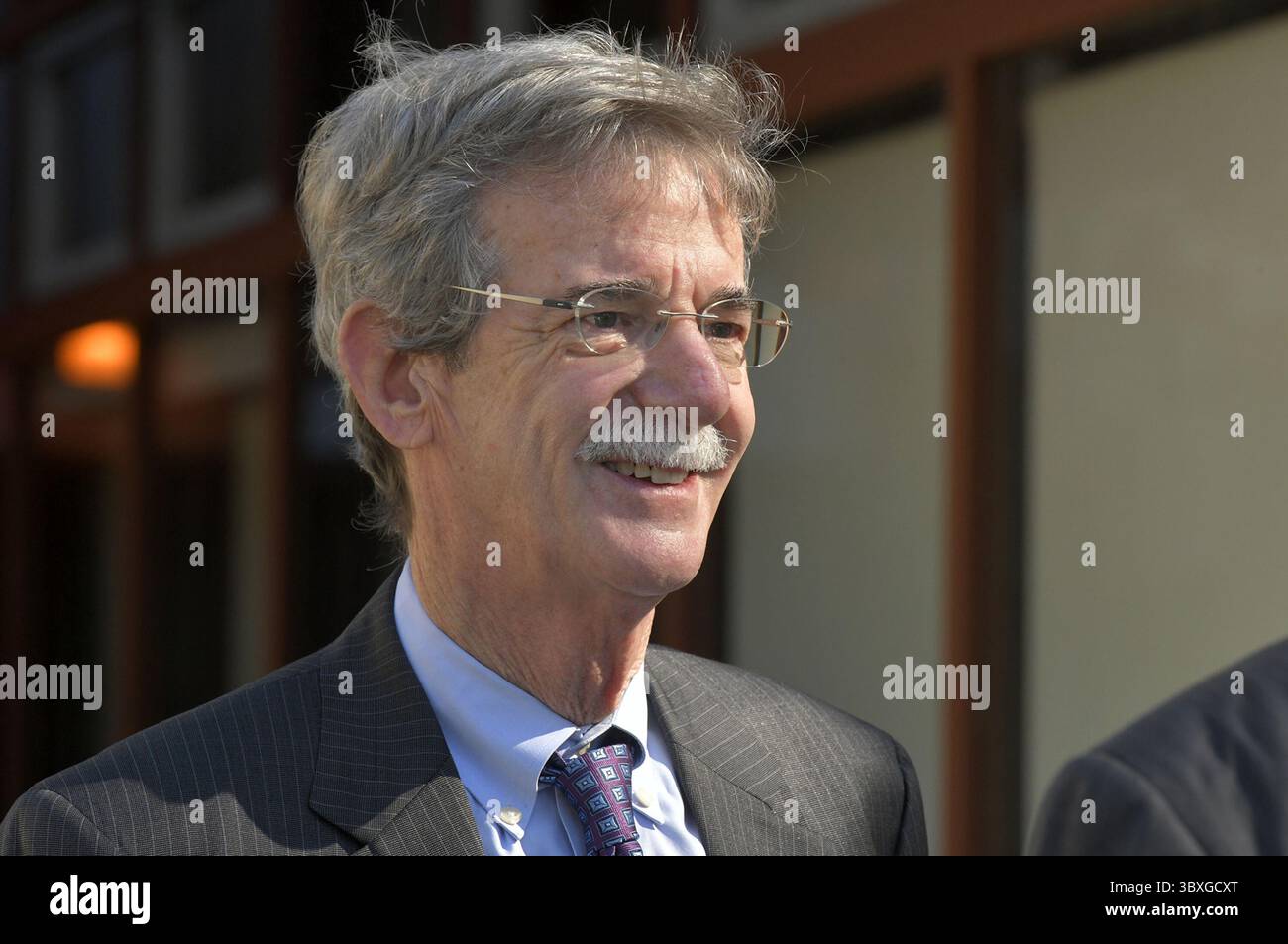 25 ottobre 2021, Baltimore, MD: Procuratore generale del Maryland Brian E. Frosh, parlando con le persone riunite fuori dal Goucher College dopo la celebrazione del servizio di vita per Ted Venetoulis lunedì 25 ottobre 2021. Frosh ha recentemente annunciato che non intende candidarsi per la rielezione e andrà in pensione alla fine del suo secondo mandato. (Immagine di credito: © Amy Davis/TNS via ZUMA Press Wire/TNS via ZUMA Press Wire) Foto Stock