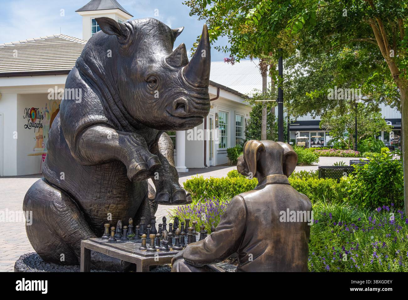 Scultura stravagante chiamata "il rinoceronte bianco stava pensando avanti con l'incoraggiamento di Dogman" di Gillie e Mark al World Equestrian Center di Ocala. Foto Stock