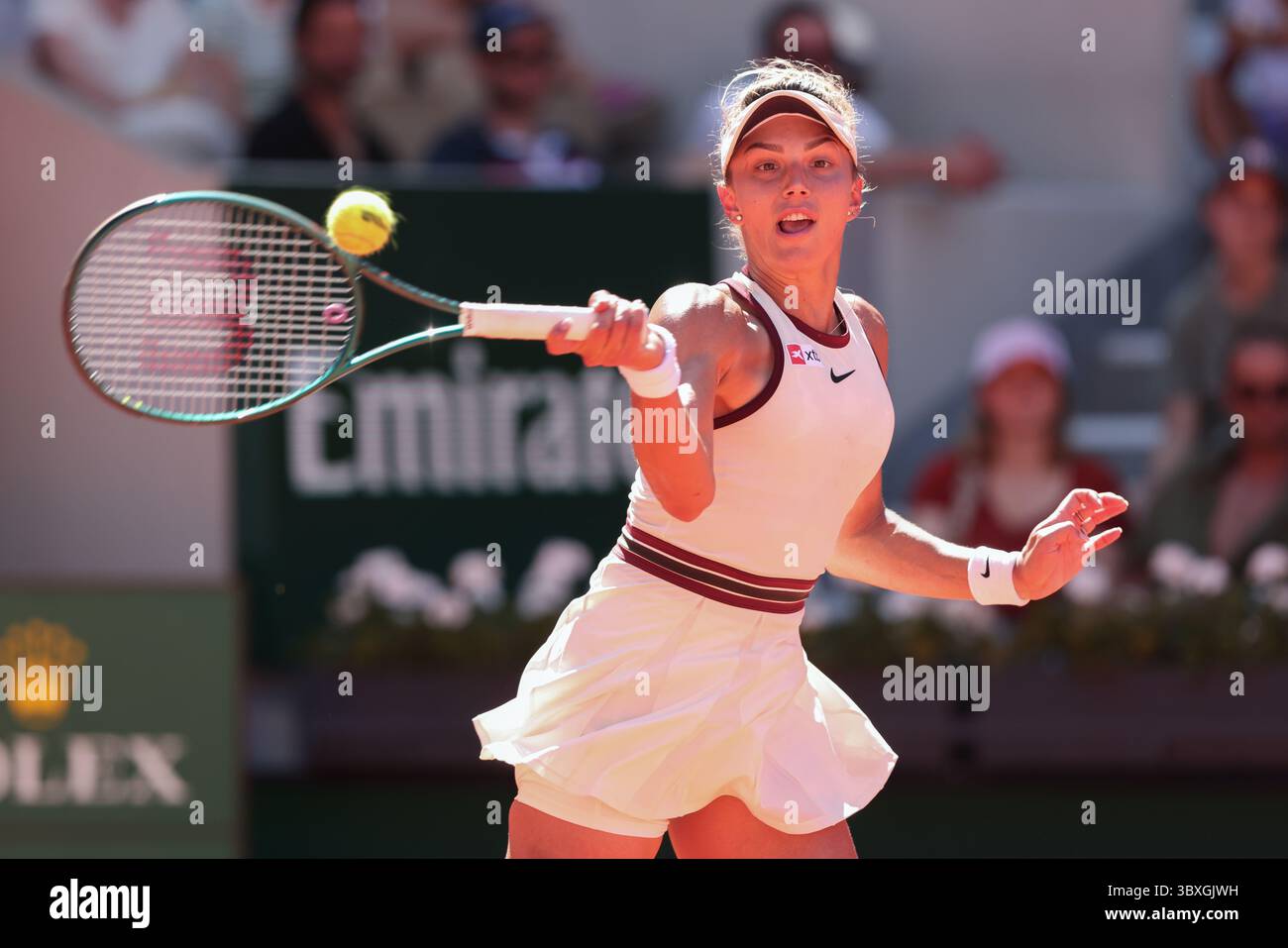 La tennista rumena Jaqueline Cristian in azione all'Open di Francia 2025, Roland Garros, Parigi, Francia. Foto Stock