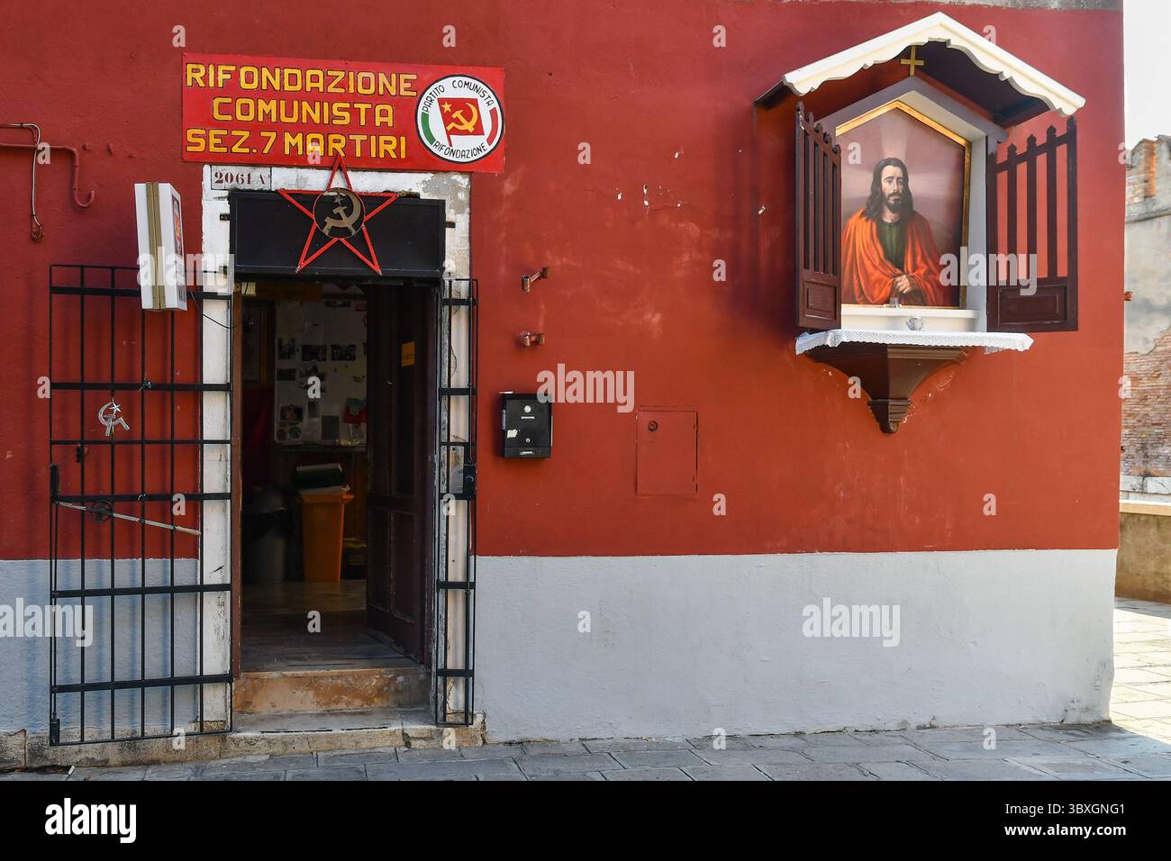 Esterno della sede del partito politico della Rifondazione Comunista, con un santuario votivo di Carlo Fusca, quartiere Castello, Venezia, Italia Foto Stock