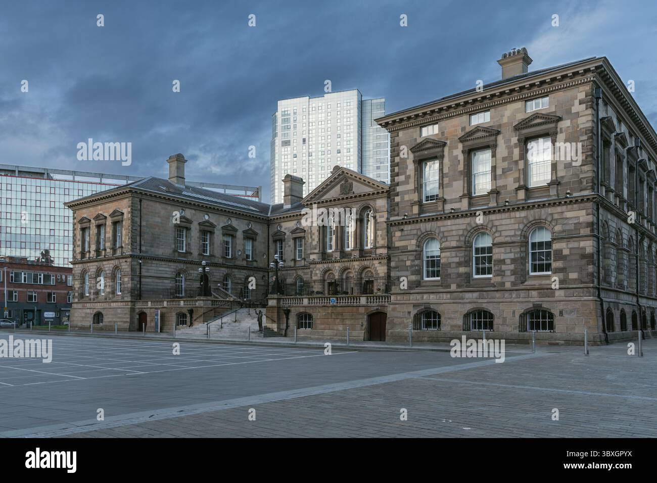 La storica Custom House di Belfast, Irlanda del Nord, fotografata in una giornata nuvolosa, mostra la sua maestosa architettura vittoriana e il suo uso moderno Foto Stock