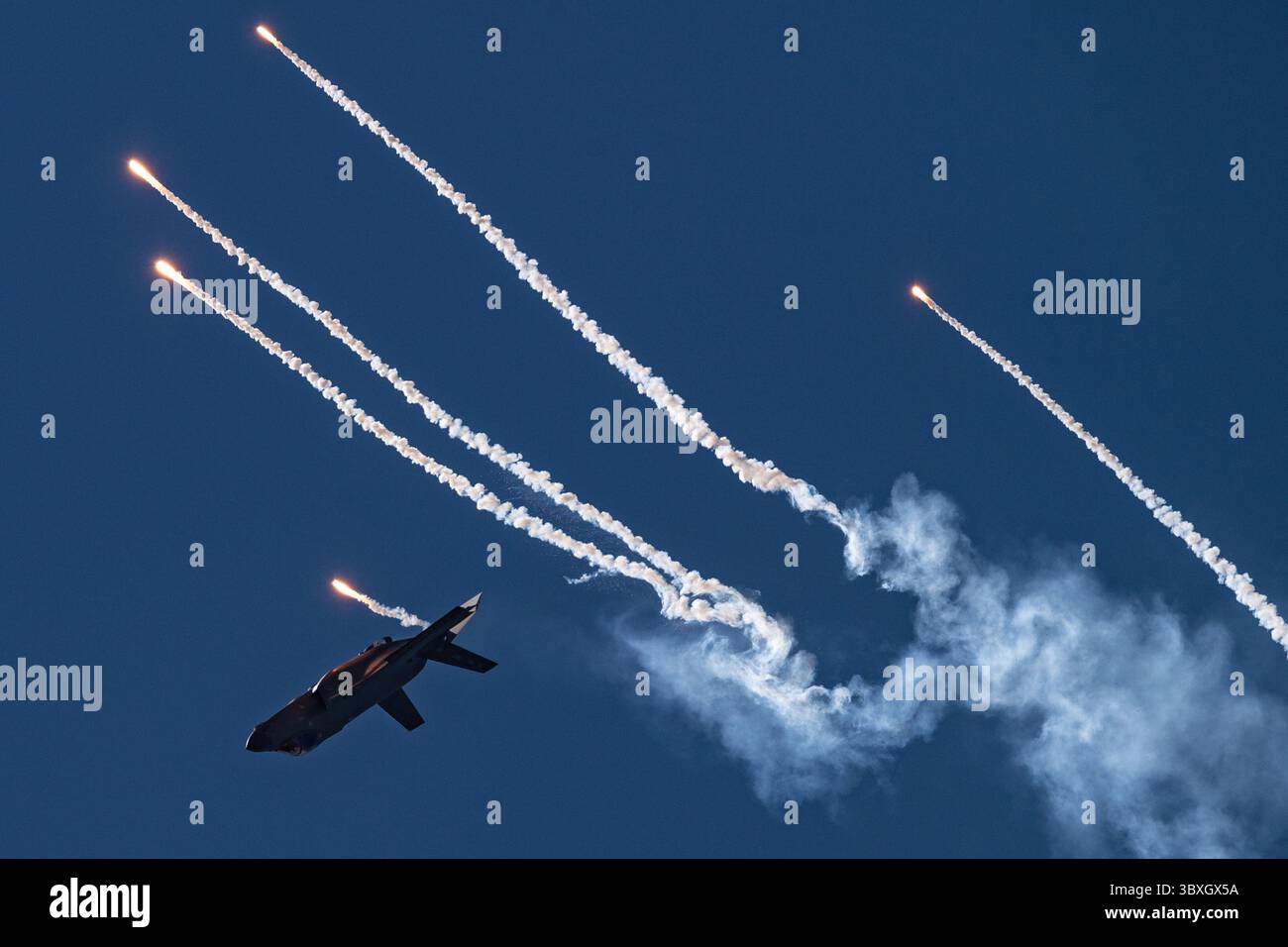 2 ottobre 2020 - Huntington Beach, California, USA - il maggiore Kristin 'BEO' Wolfe, pilota e comandante dell'F-35A Lightning II Demonstration Team, schiera razzi durante la sua dimostrazione aerea al Pacific Air Show, 'Octoberober 2, 2021, Huntington Beach, California. Questa è stata la prima volta che l'F-35 Demo Team ha implementato razzi a una performance pubblica. (Immagine di credito: © U.S. Air Force/ZUMA Press Wire Service/ZUMAPRESS.com) Foto Stock