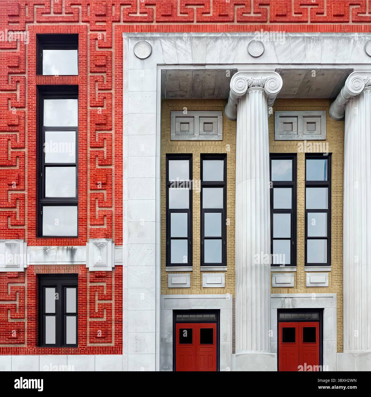 Facciata neoclassica di Chicago con audaci porte rosse, colonne ioniche e mattoni con motivi greci: Una miscela ornata di stili classici e Art Deco. Foto Stock