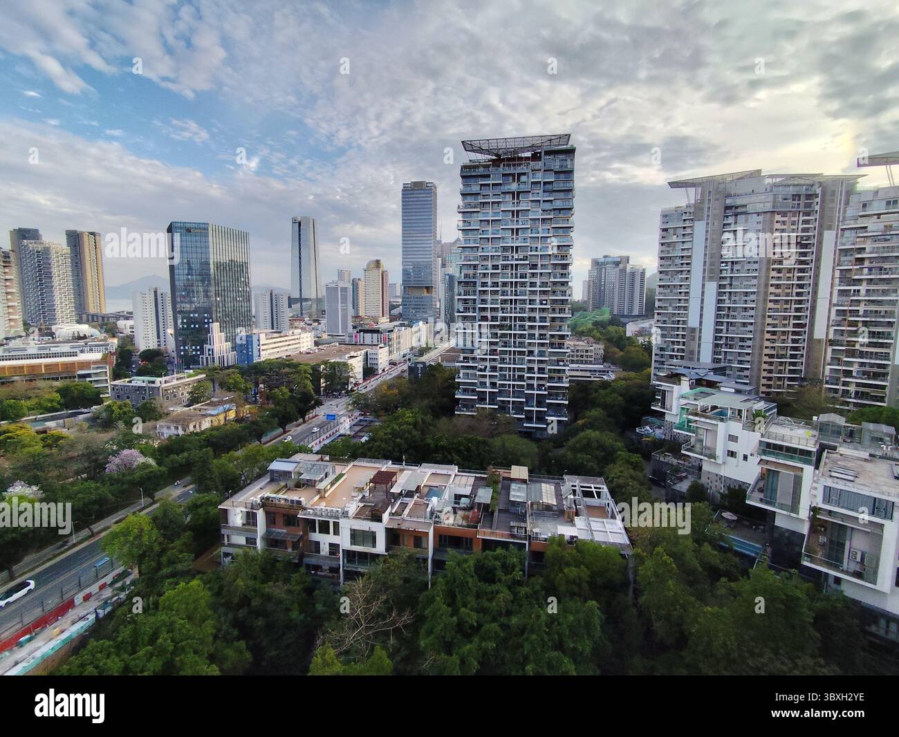 Shekou, un sottodistretto nel distretto di Nanshan, Shenzhen, provincia del Guangdong, Cina. Dall'alto condominio che guarda ad ovest verso Seaworld e il porto. Foto Stock