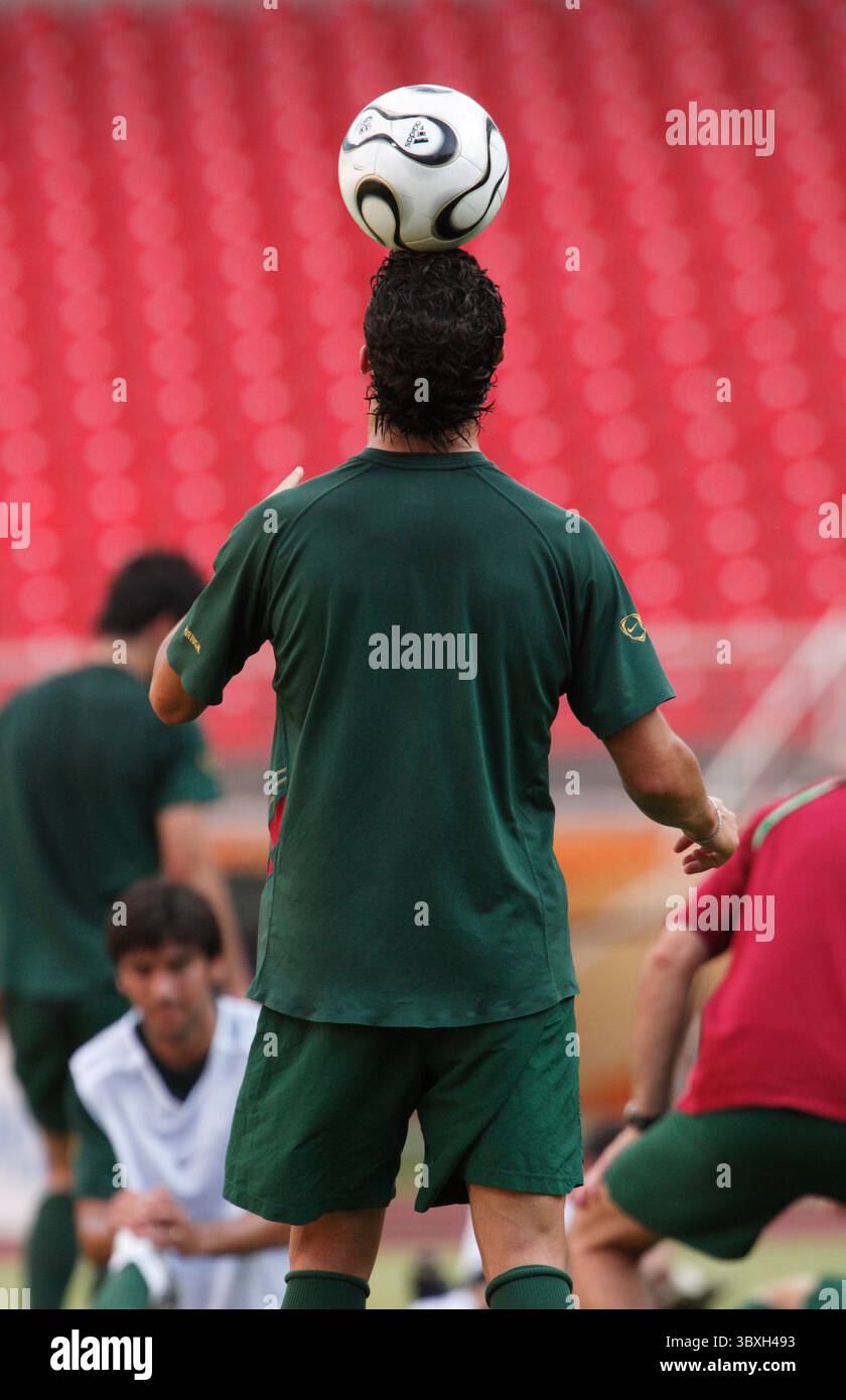 Cristiano Ronaldo, portoghese, mette a punto un pallone in testa durante una sessione ufficiale di allenamento della squadra in occasione della Coppa del mondo FIFA del 24 giugno 2006 a Norimberga, Germania. Solo per uso editoriale. Uso commerciale vietato. (Fotografia di Jonathan Paul Larsen / Diadem Images) Foto Stock