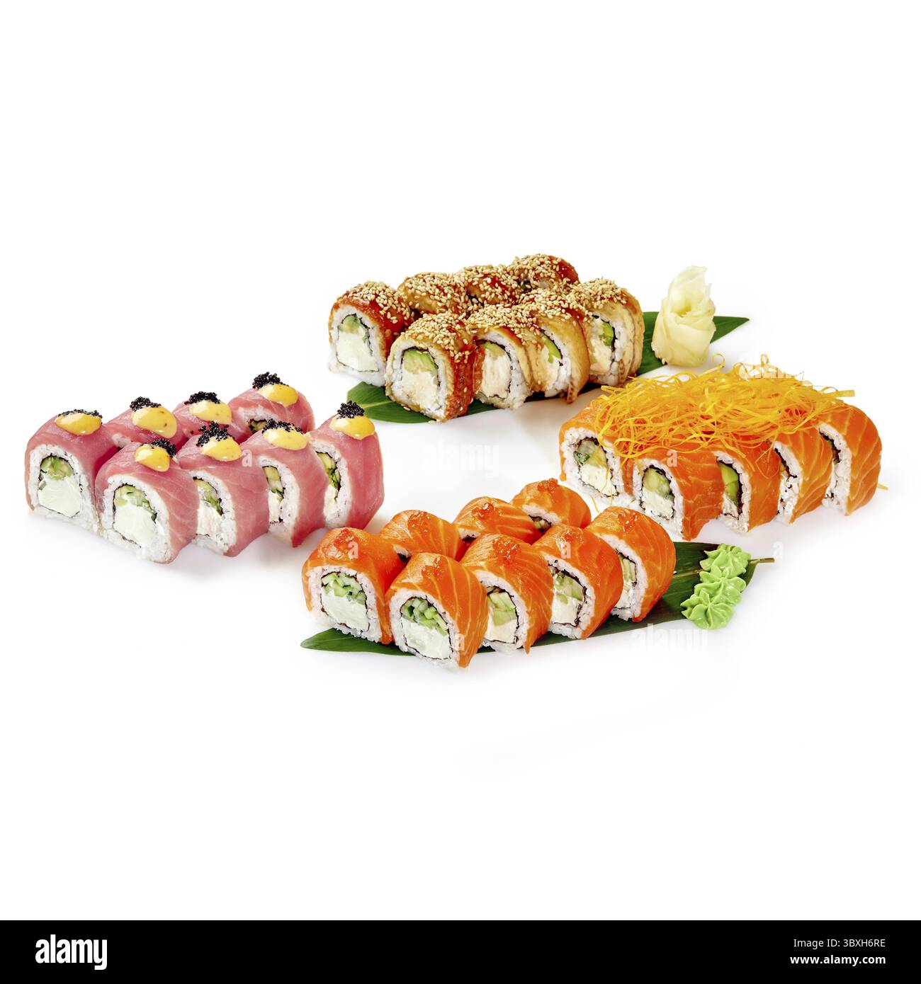 Varietà di sushi roll disposti su foglie di banana, per una presentazione vivace e appetitosa Foto Stock