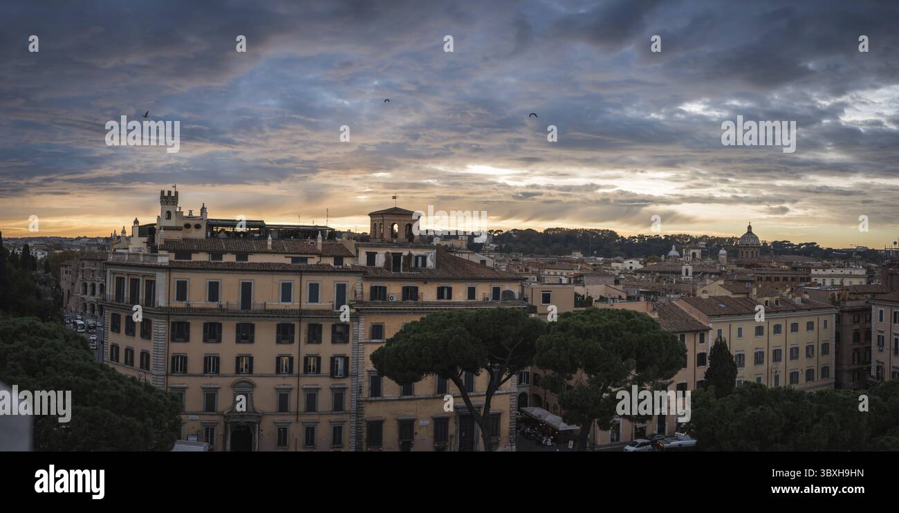 Panorama del tramonto gigante di Roma, Italia Foto Stock