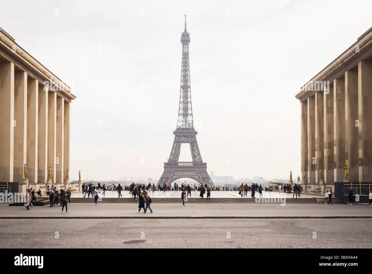 Parigi, Francia - 4 marzo 2025: La Torre Eiffel da Place du Trocadero a Parigi - paesaggio parigino Foto Stock
